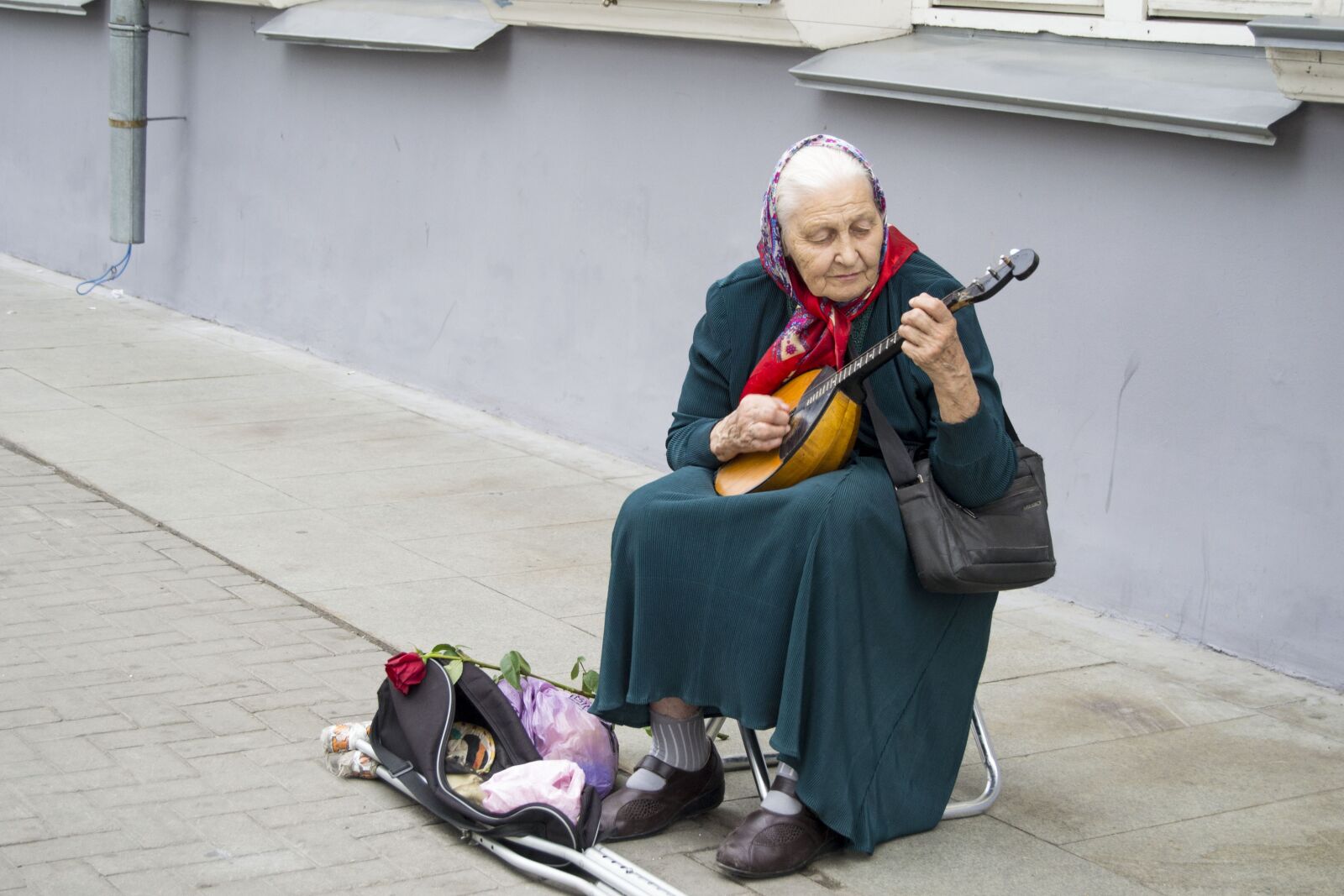 Nikon D3100 sample photo. Grandma, street musician, sorrow photography