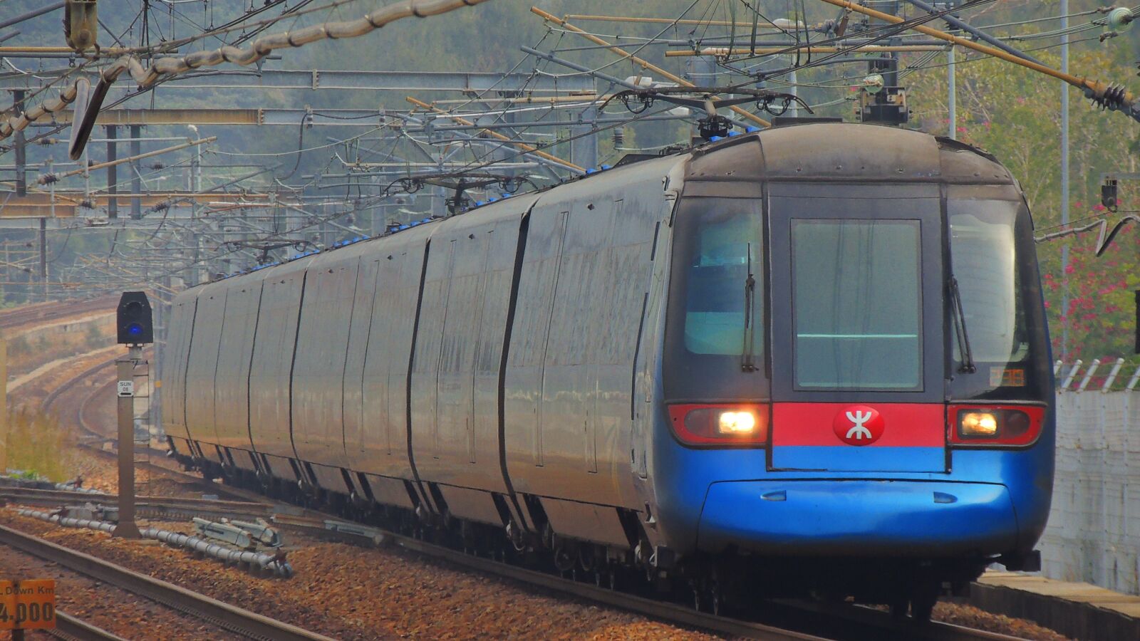 Nikon Coolpix P510 sample photo. Hong kong, mtr, train photography