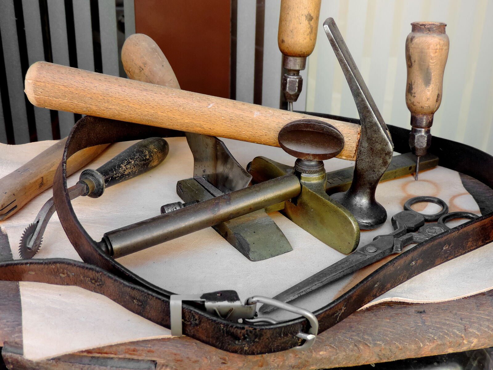 Nikon Coolpix P520 sample photo. Hammer, spoon, wood, old photography