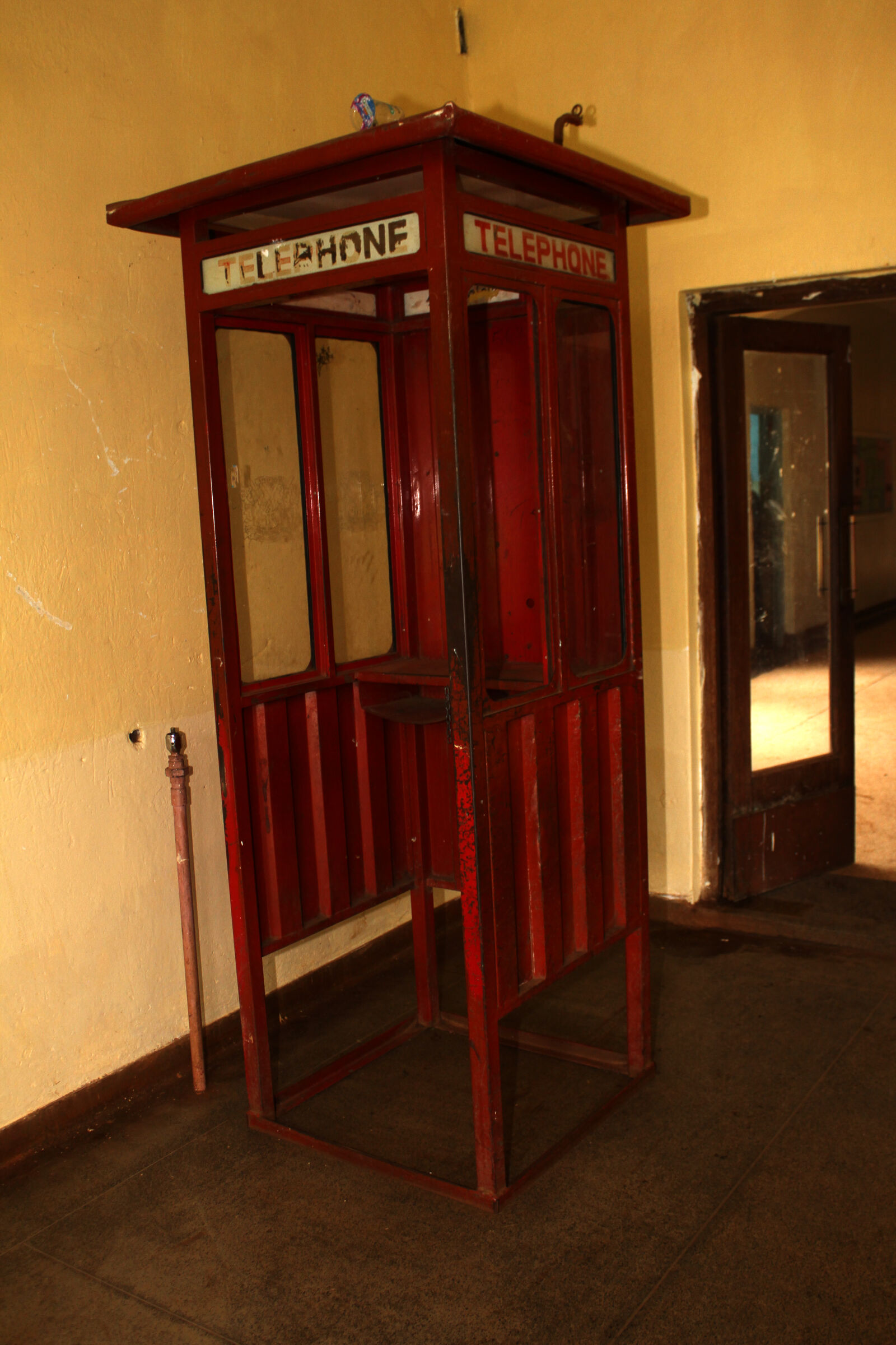 Canon EF-S 18-55mm F3.5-5.6 IS sample photo. Old, phonebooth, red, phonebooth photography
