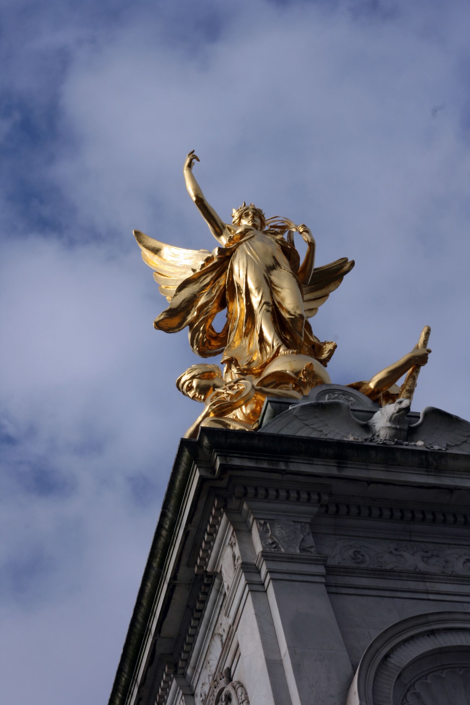 Canon EOS 400D (EOS Digital Rebel XTi / EOS Kiss Digital X) sample photo. London, queen, statue photography