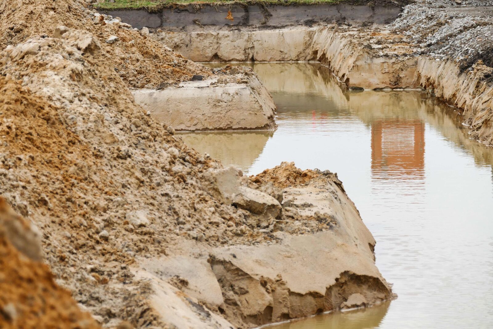 Panasonic Lumix DMC-FZ1000 sample photo. Site, clay, construction work photography