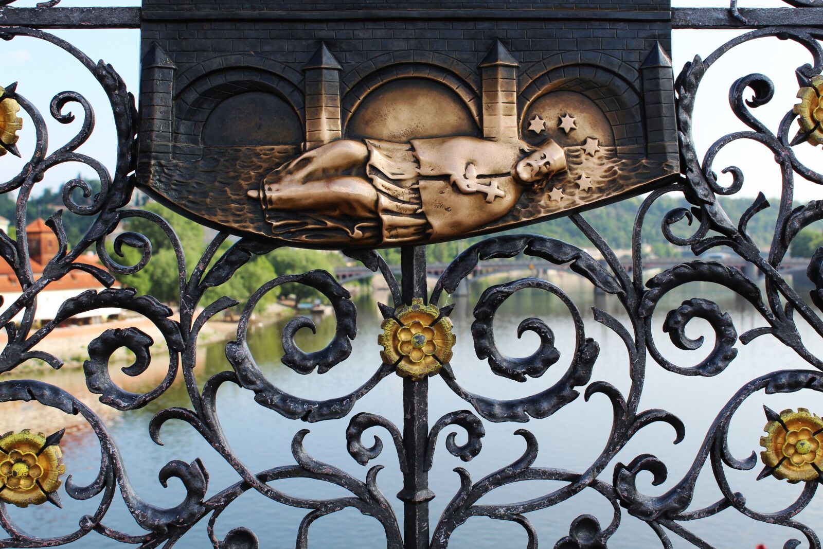Canon EOS 1300D (EOS Rebel T6 / EOS Kiss X80) sample photo. Prague, charles bridge, statues photography