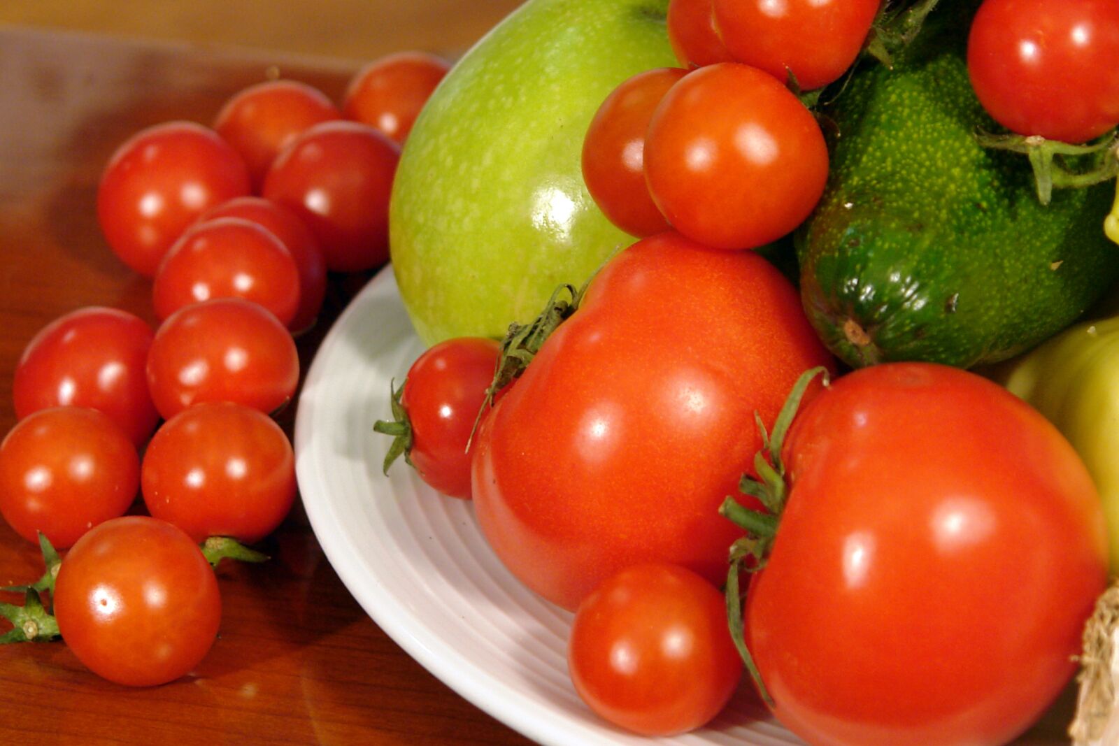 Sony DSC-R1 sample photo. Tomatoes, avocado, food photography