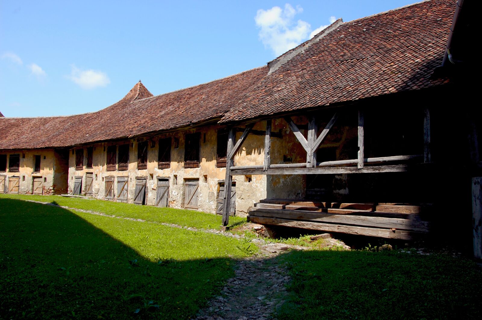 Nikon D40 sample photo. Courtyard, romania, petersberg photography