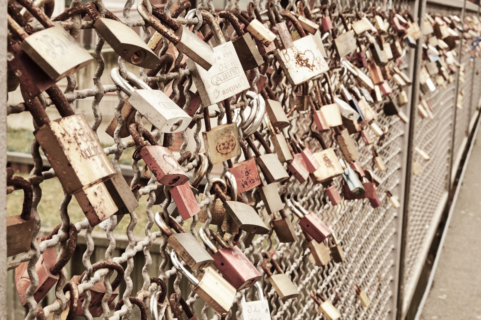 Fujifilm XF 18-55mm F2.8-4 R LM OIS sample photo. Castle, love, love locks photography