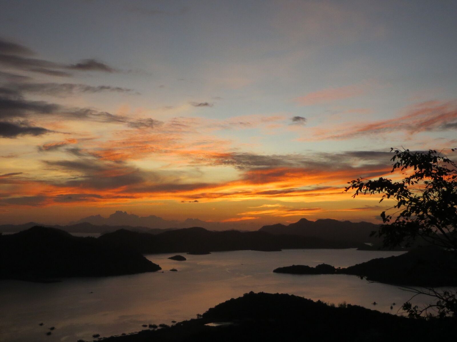 Canon PowerShot ELPH 520 HS (IXUS 500 HS / IXY 3) sample photo. Lucy morgan sunset progression 2024 photography
