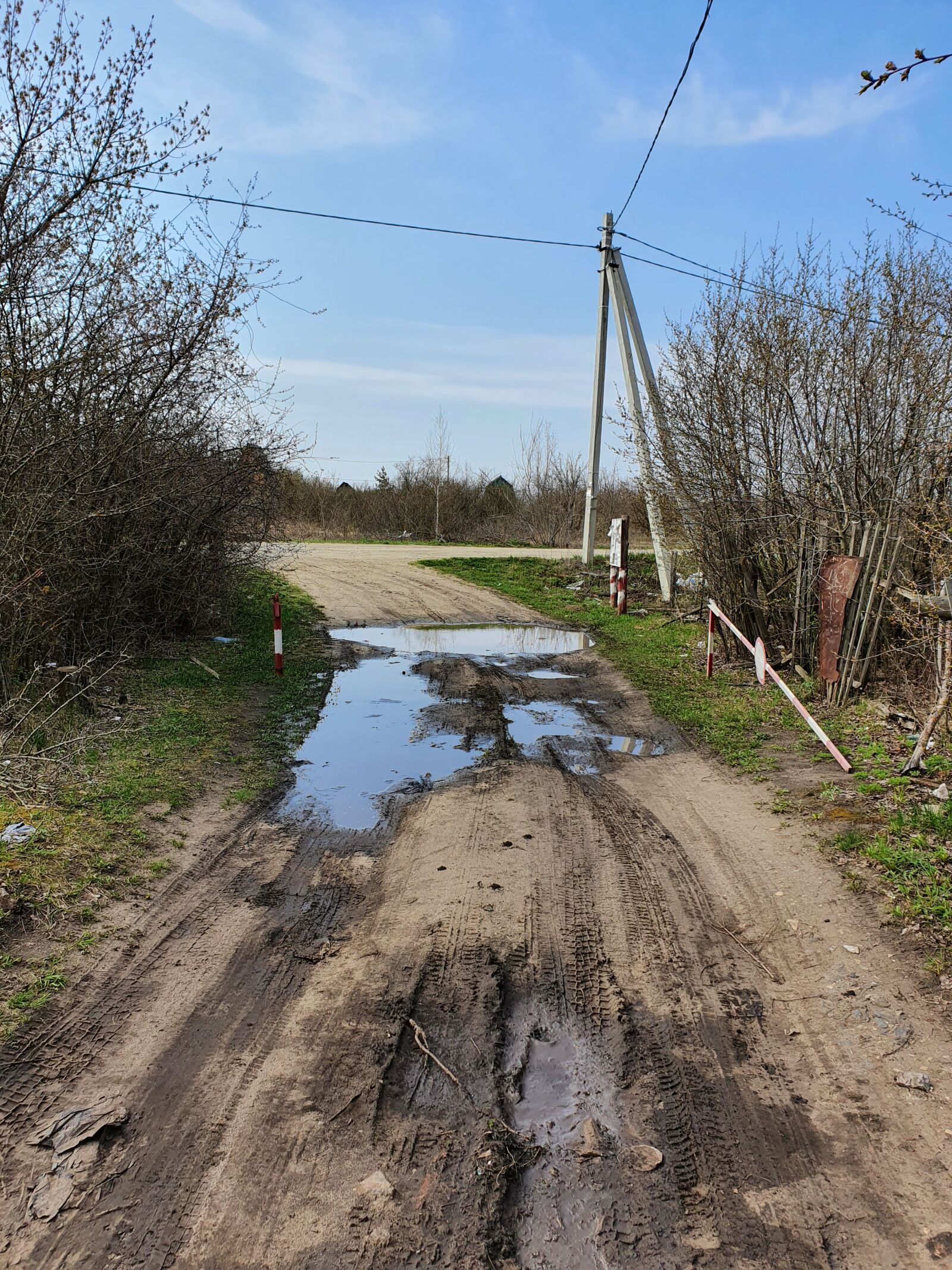 Samsung Galaxy S10 sample photo. Road, puddle, dirt photography