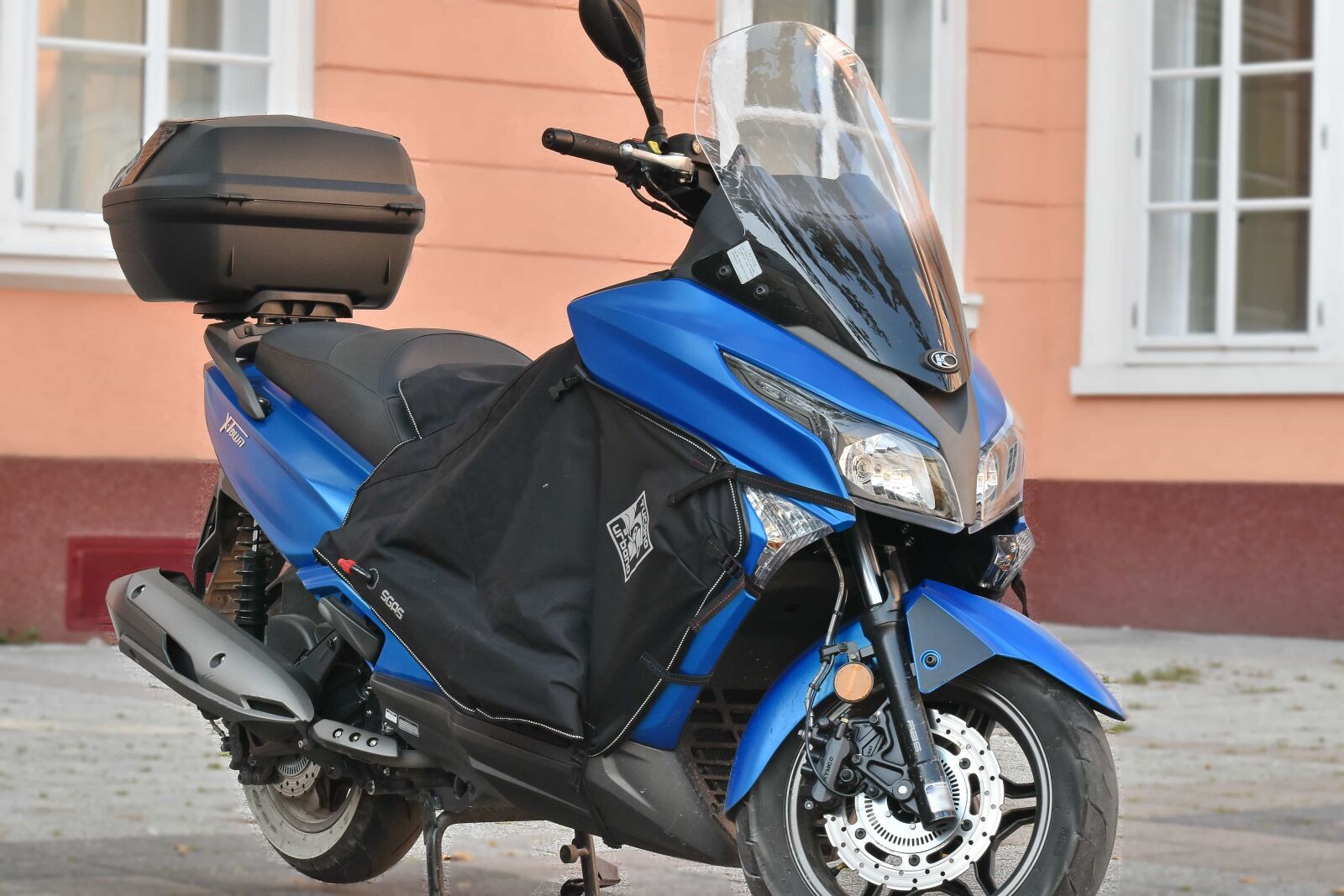 Nikon D5500 sample photo. Blue, motorcycle, parking lot photography