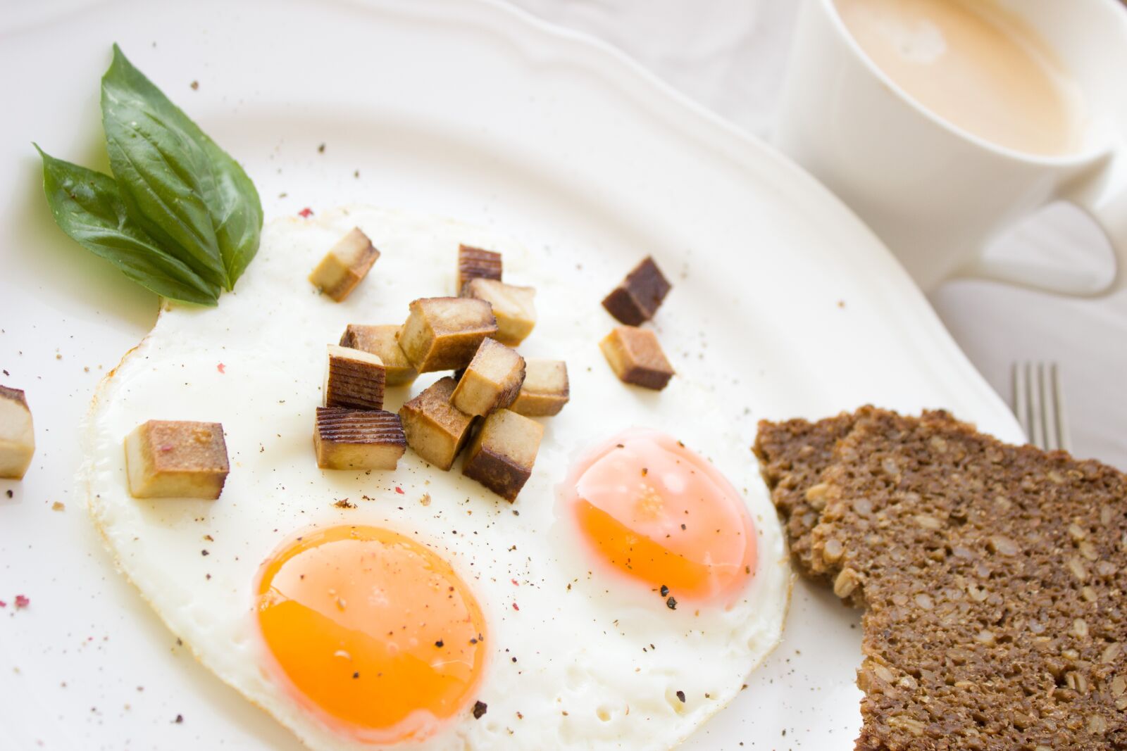 Canon EOS 600D (Rebel EOS T3i / EOS Kiss X5) sample photo. Egg, fried, bread photography