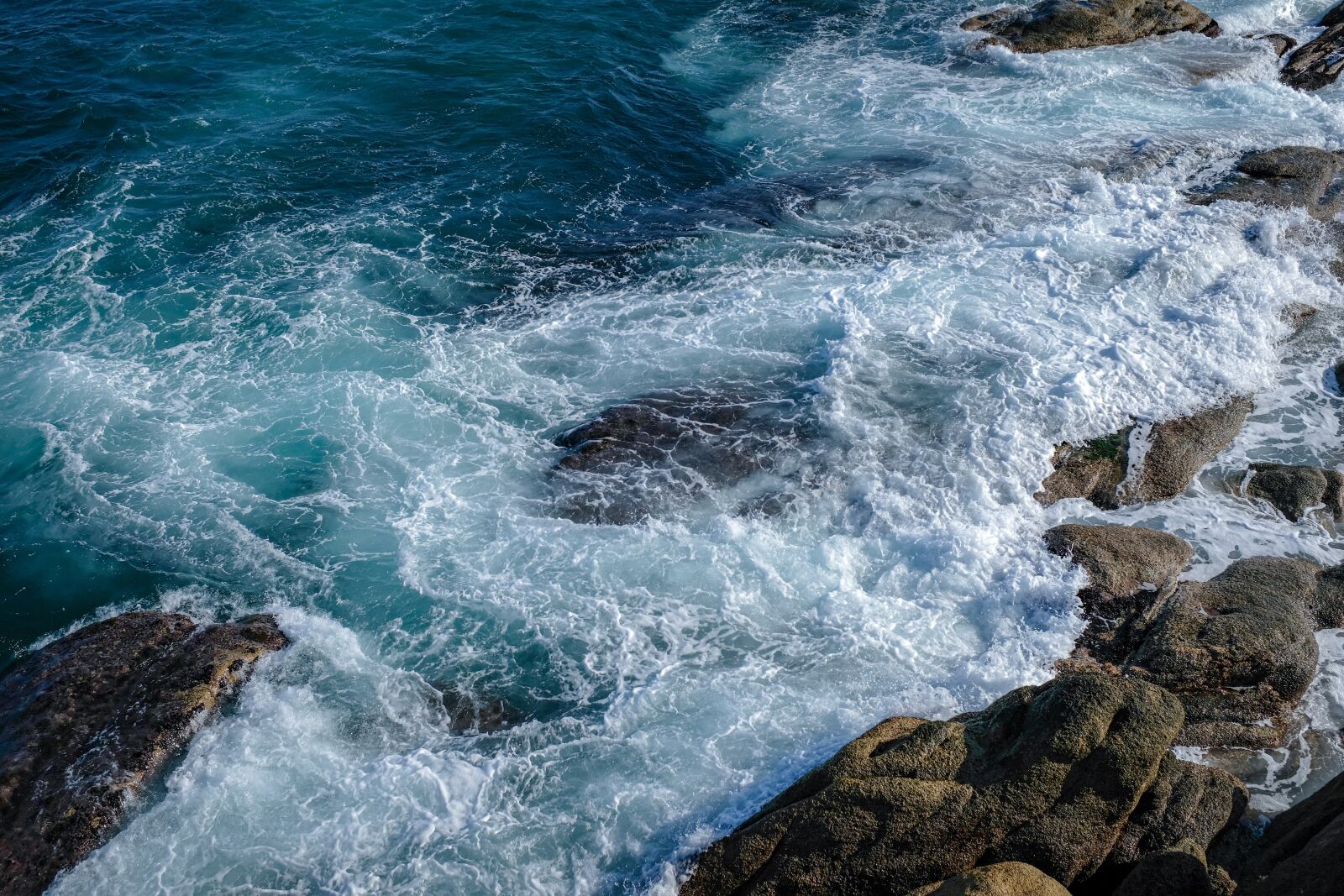 Fujifilm X100F sample photo. Waves, sea, rock photography