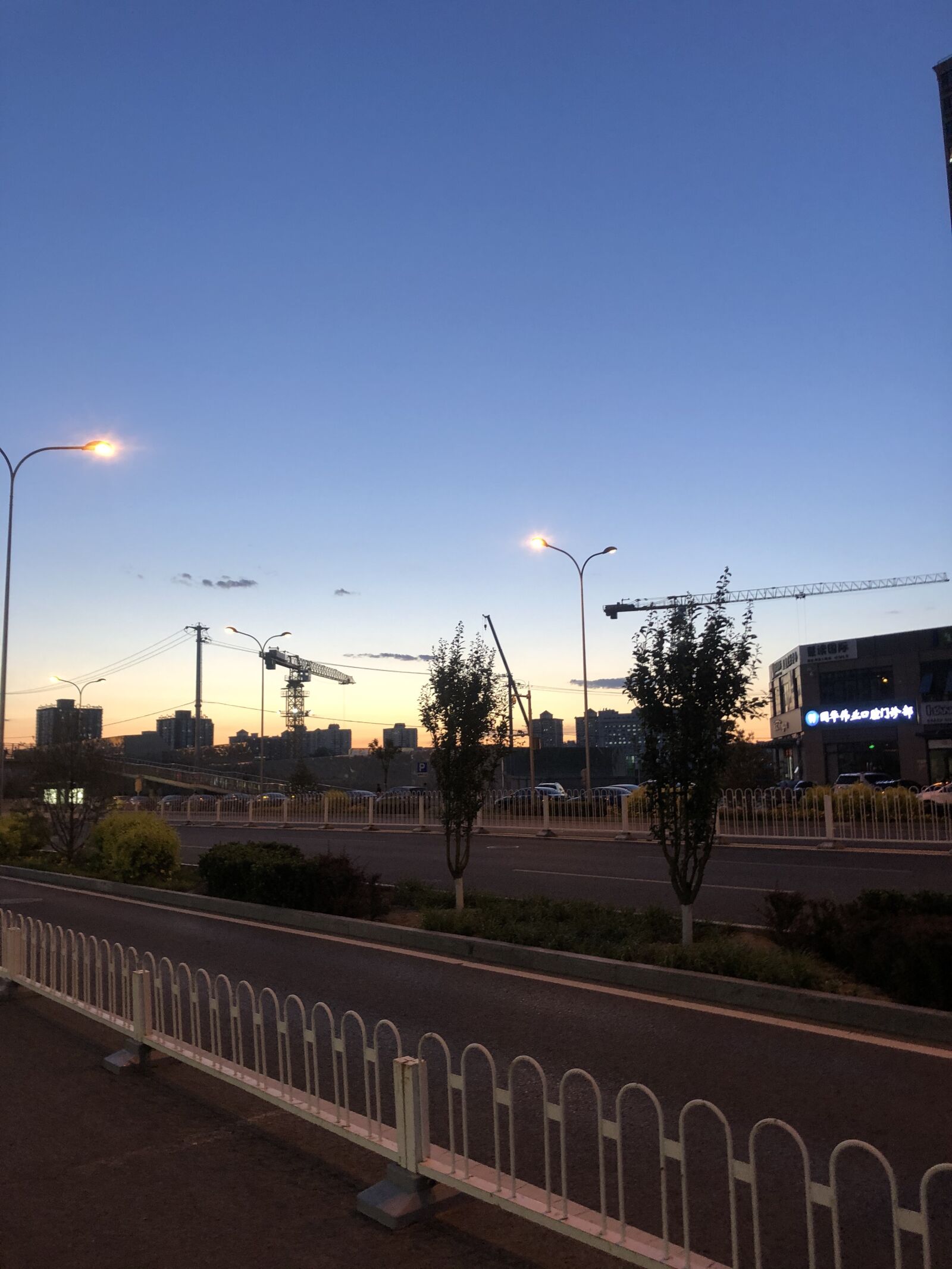 iPhone 8 back camera 3.99mm f/1.8 sample photo. Evening sky, night, road photography