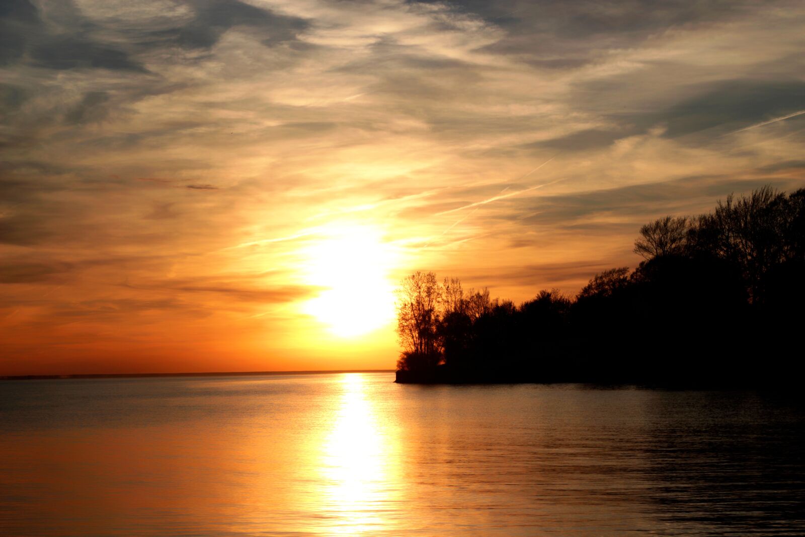 Canon EOS 600D (Rebel EOS T3i / EOS Kiss X5) + Canon EF 50mm F1.8 II sample photo. Sunset, water, lake photography