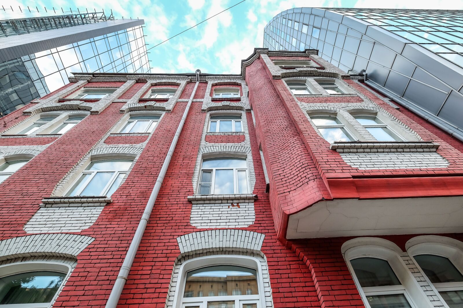 Fujifilm XF 10-24mm F4 R OIS sample photo. Building, red, architecture photography
