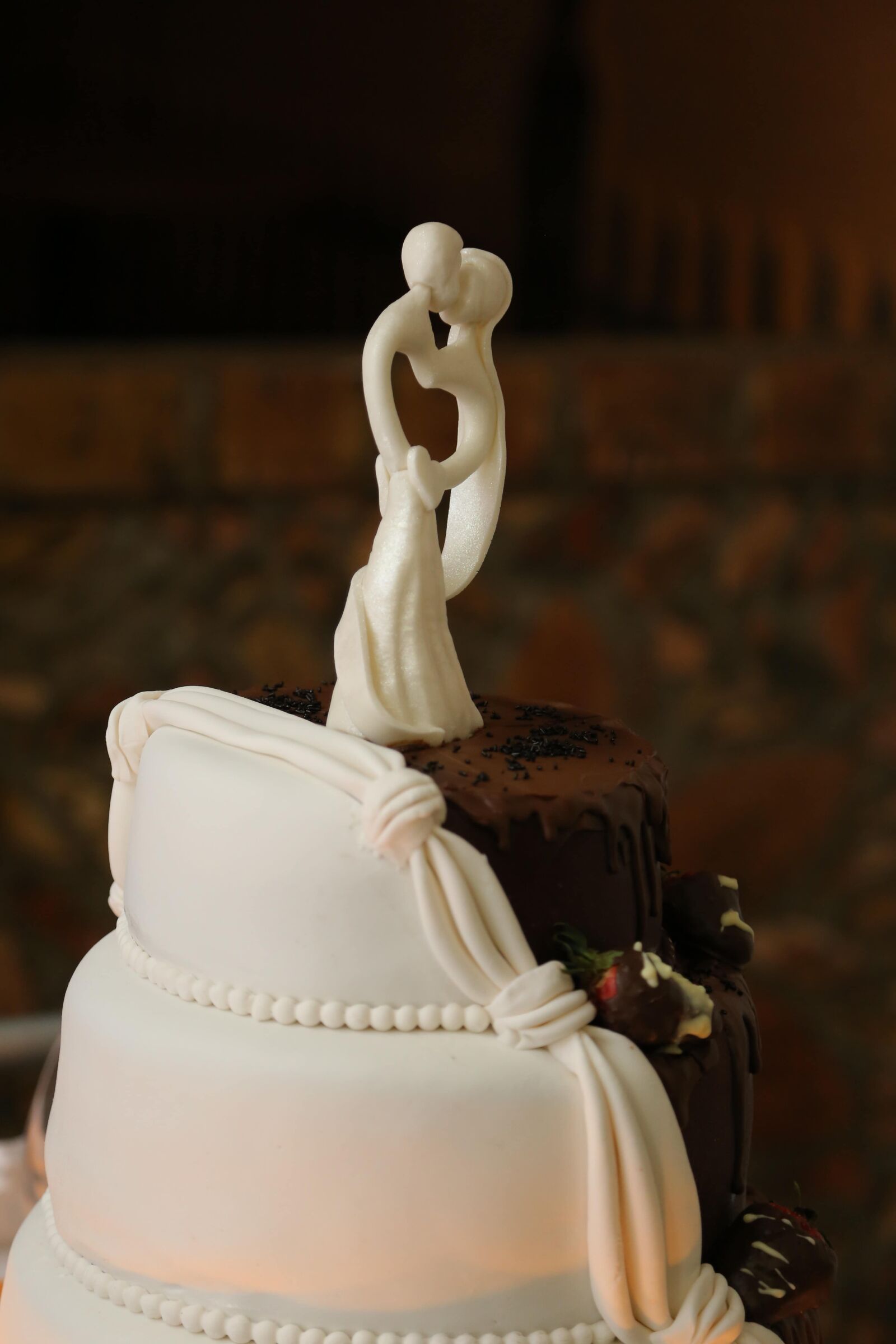 Canon EF 24-105mm F4L IS USM sample photo. Wedding, wedding cake, kiss photography