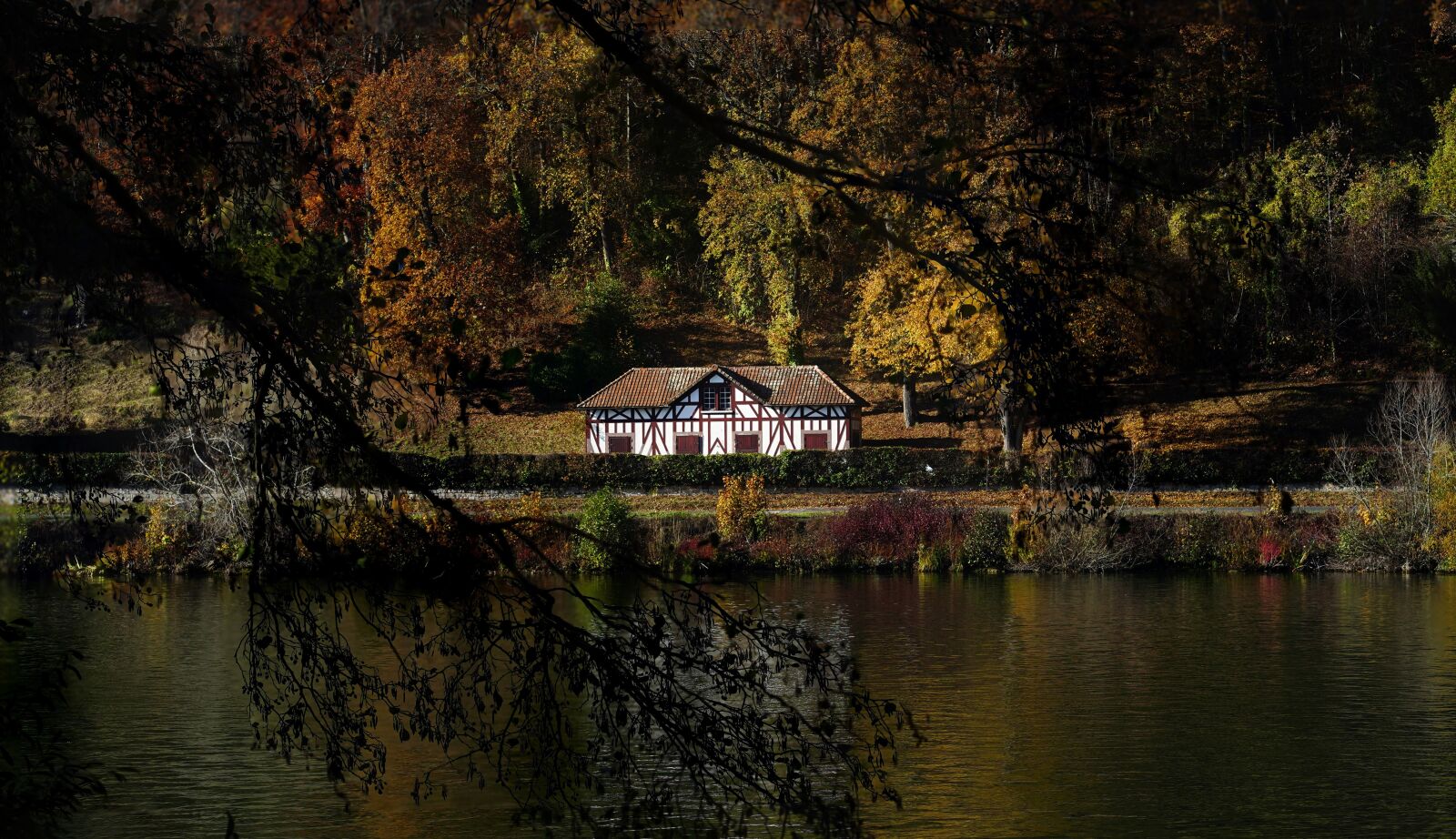 Sony a7 III + Sony FE 85mm F1.8 sample photo. Autumn, house, landscape photography