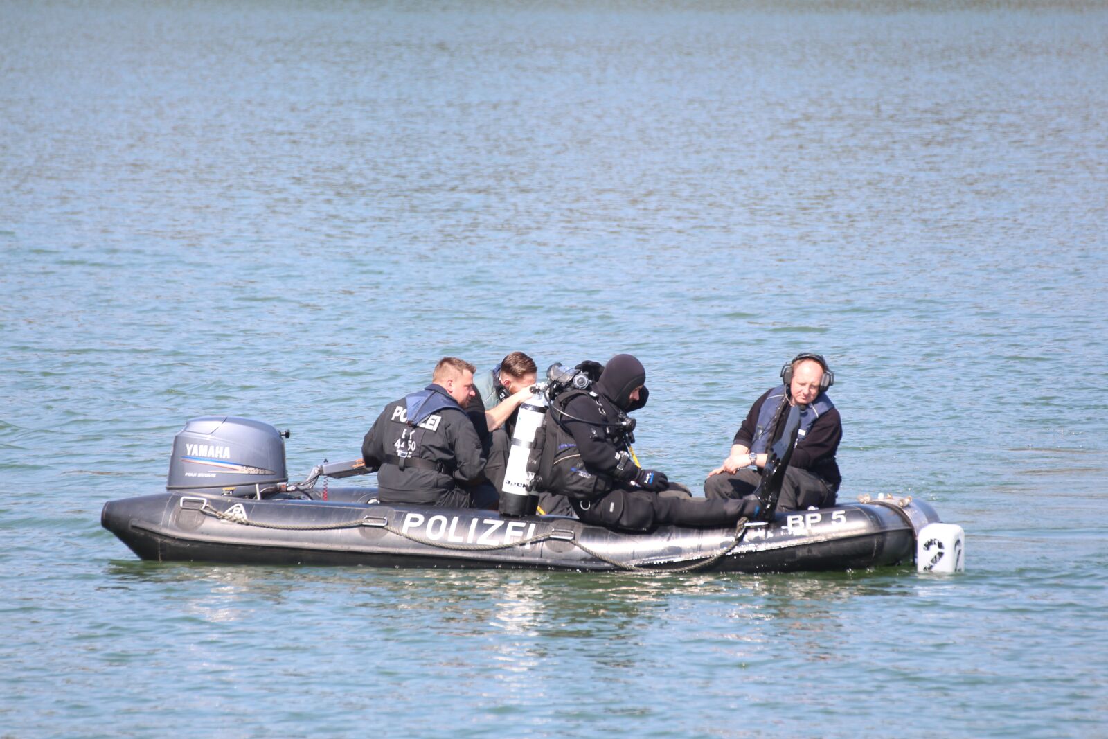 Canon EOS 700D (EOS Rebel T5i / EOS Kiss X7i) sample photo. Police, divers, boat photography