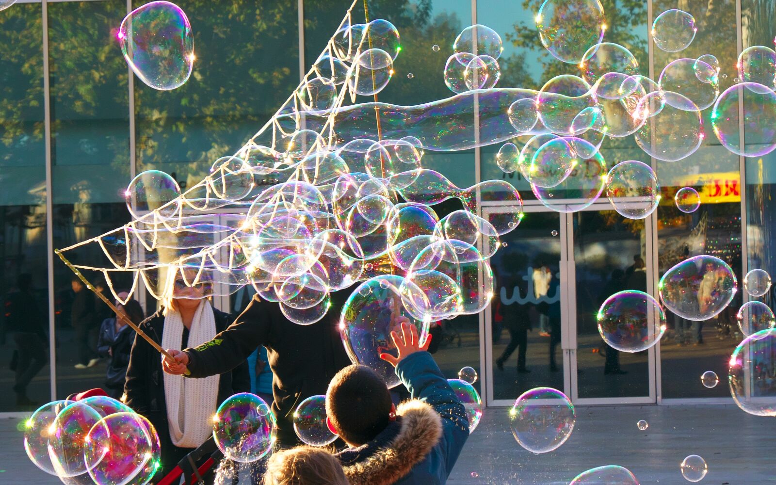 Panasonic Lumix DMC-GX7 sample photo. City, game, bubbles photography