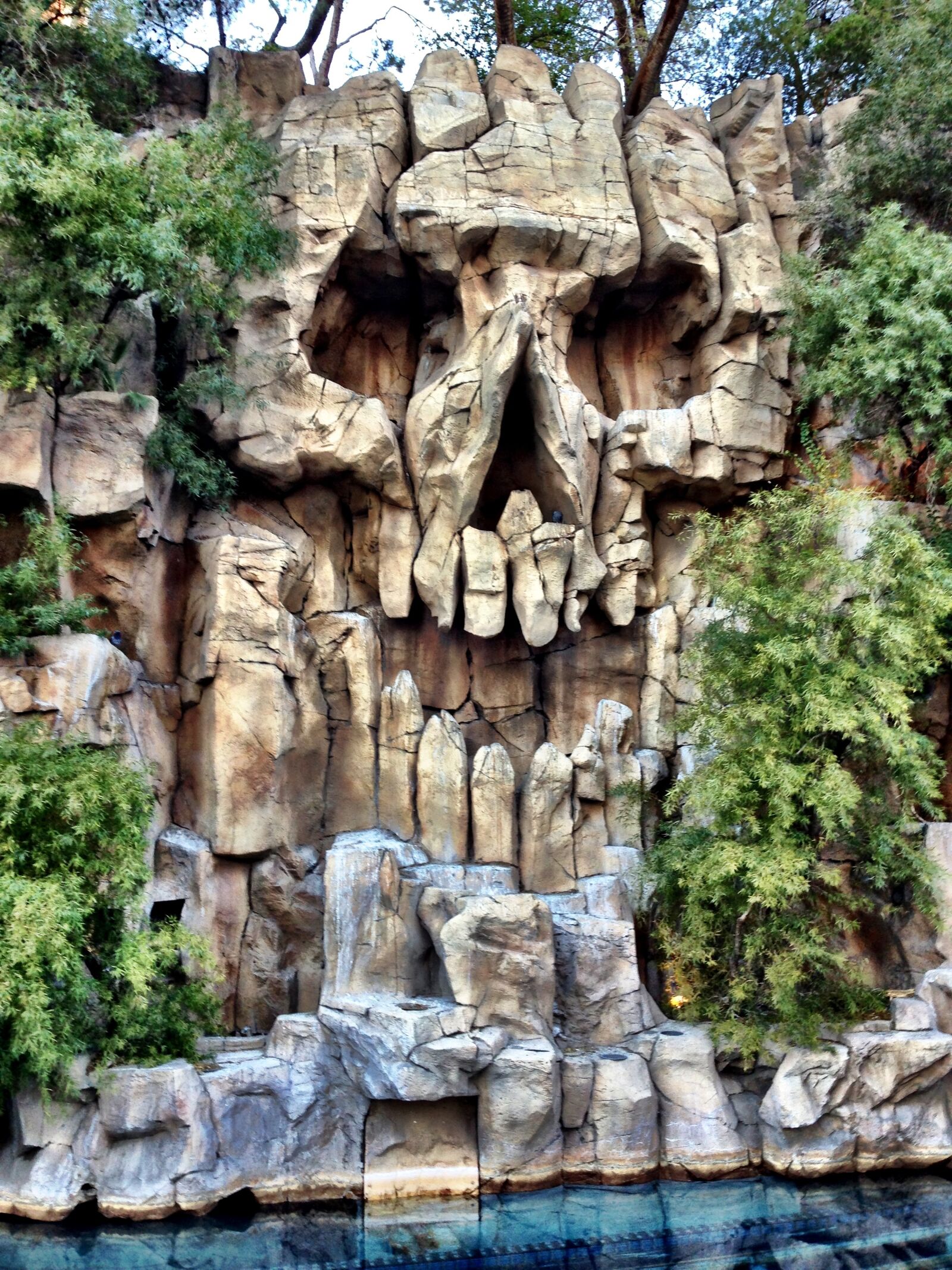 Apple iPhone 5 sample photo. Skull, las vegas, pirate photography