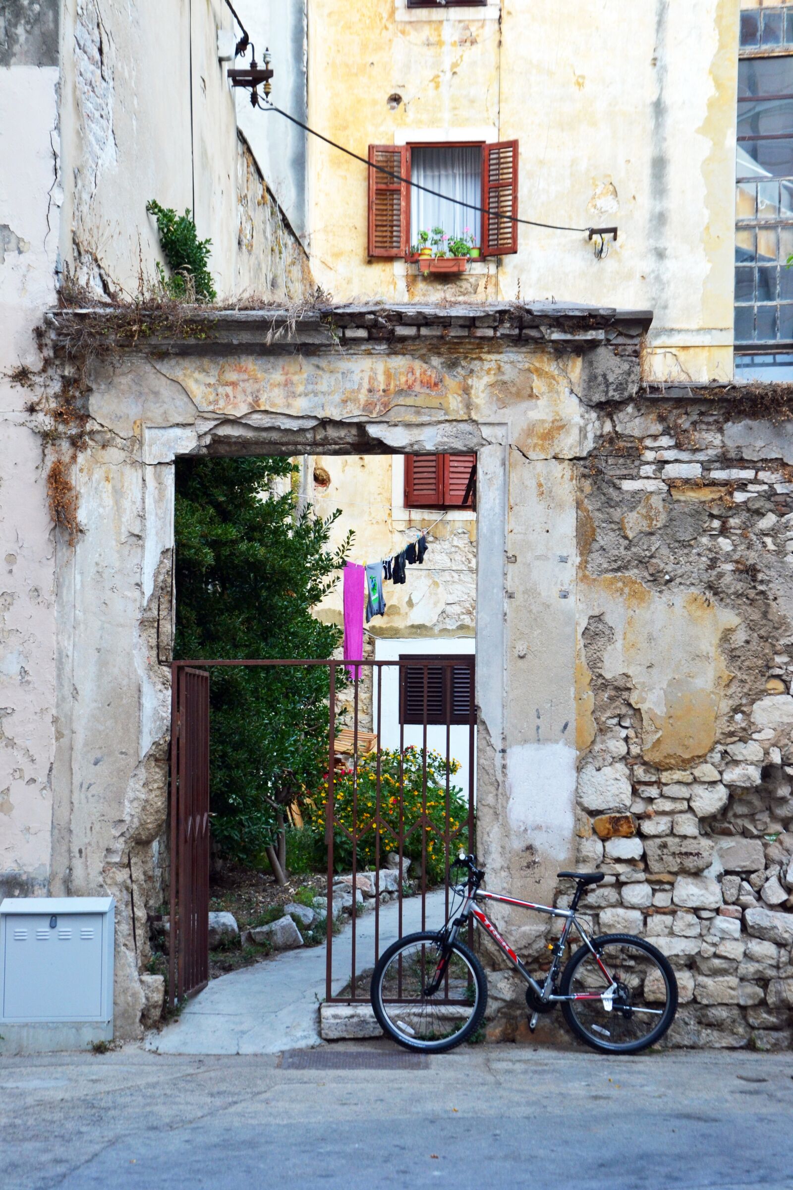 Nikon D3100 sample photo. Backyard, zadar, bike photography