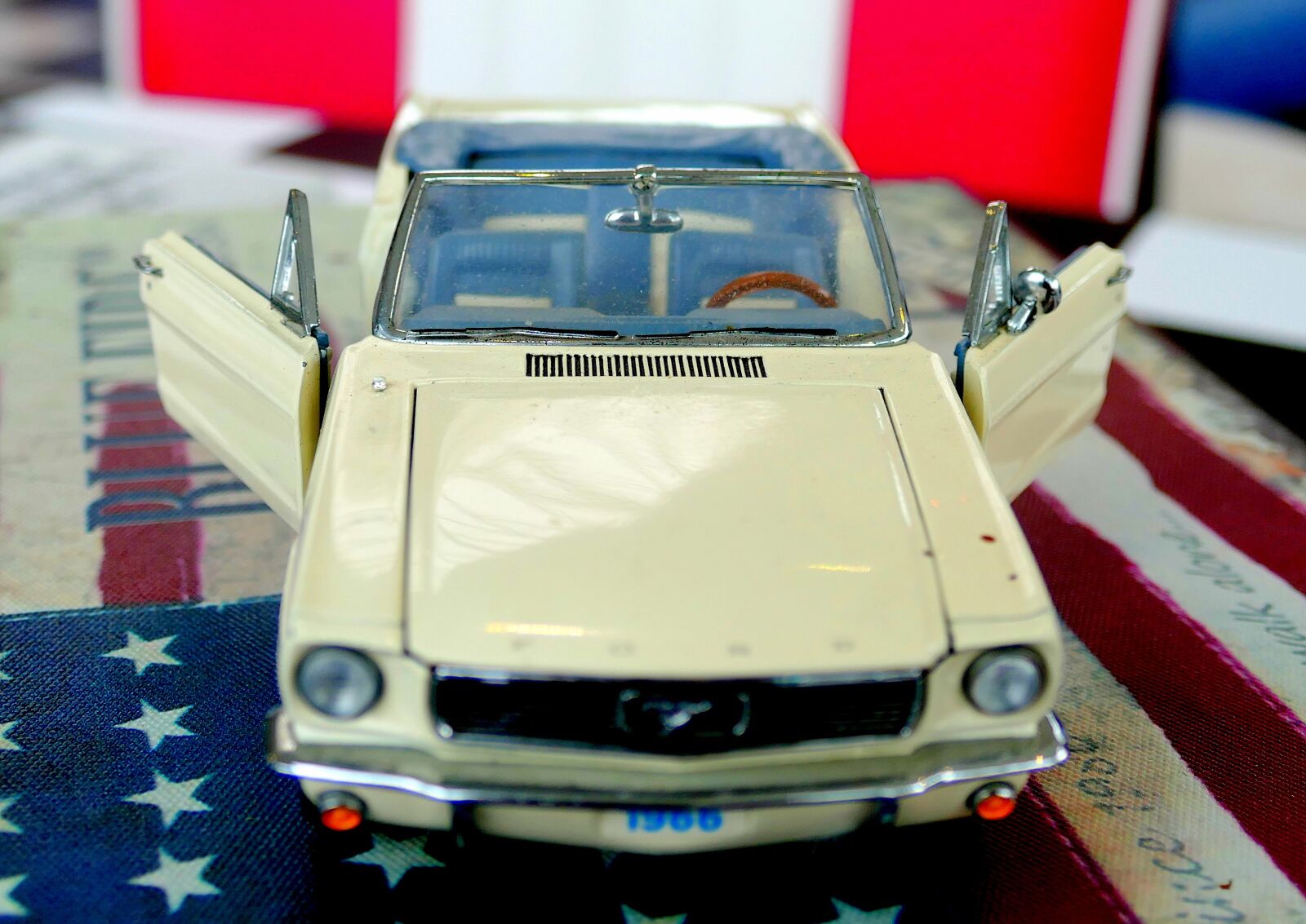 Panasonic Lumix DMC-FZ1000 sample photo. Model car, convertible, nostalgia photography