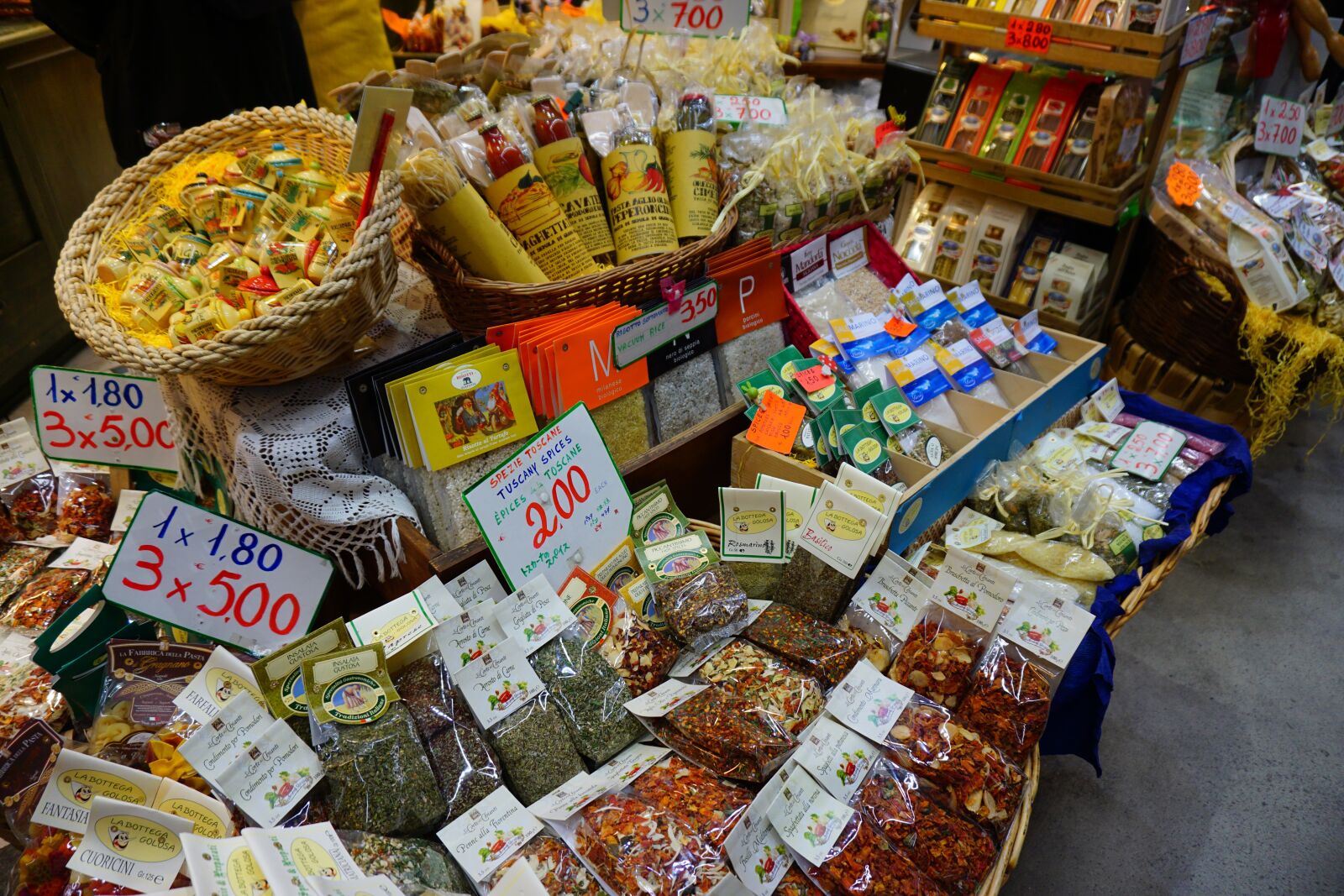 Sony E 16-50mm F3.5-5.6 PZ OSS sample photo. Market, spices, marrakech photography