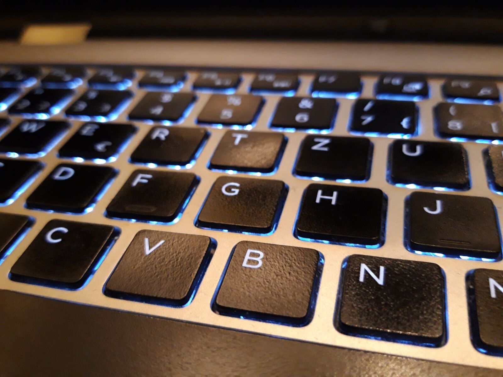 Samsung Galaxy A6 sample photo. Computer, keyboard, office photography