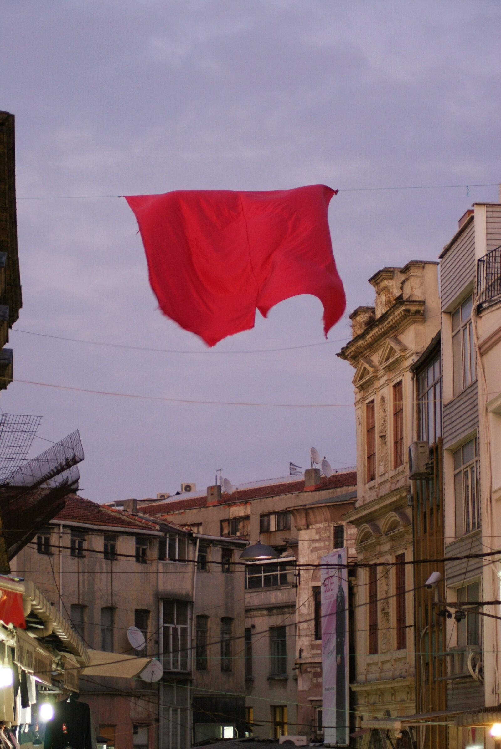 Sony Alpha DSLR-A200 sample photo. Flag, city, architecture photography