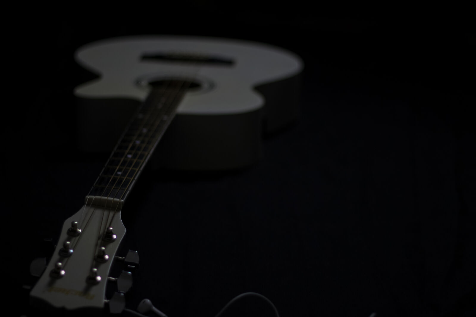 Canon EOS 600D (Rebel EOS T3i / EOS Kiss X5) + Canon EF 50mm F1.8 II sample photo. Guitar, live, music, music photography