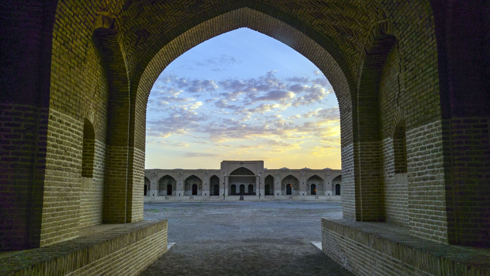 LG G4 sample photo. Caravansary, monument, persian architecture photography