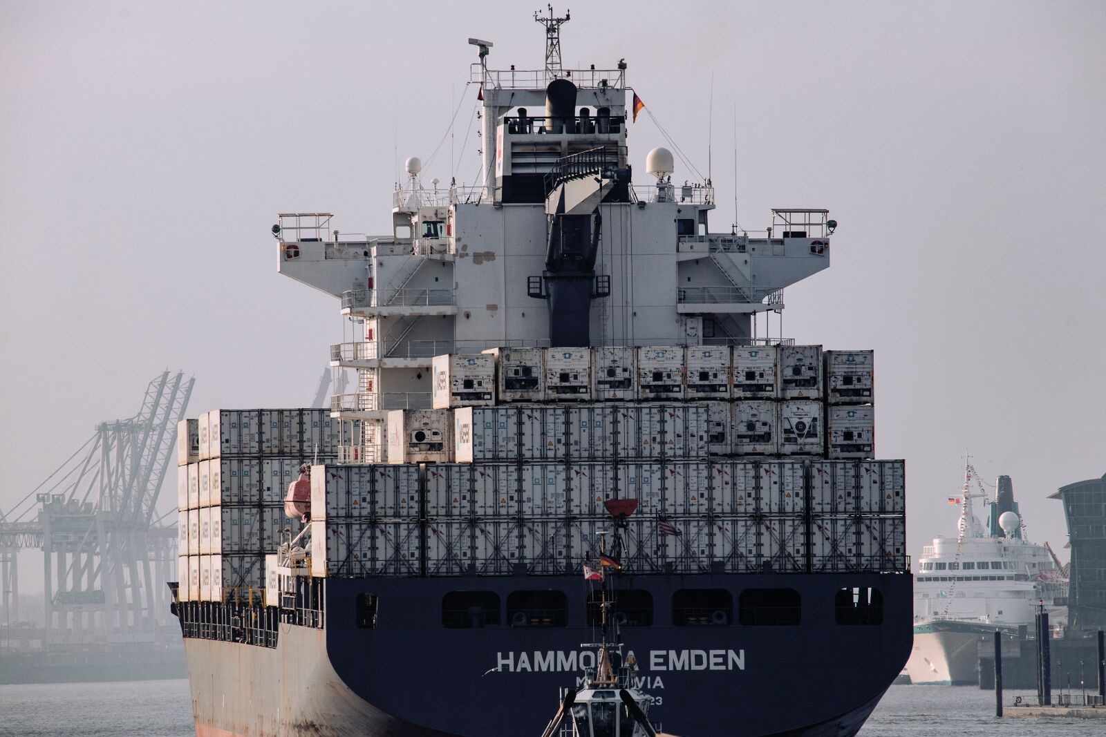 Canon EF-S 55-250mm F4-5.6 IS STM sample photo. Container ship, frachtschiff, freighter photography