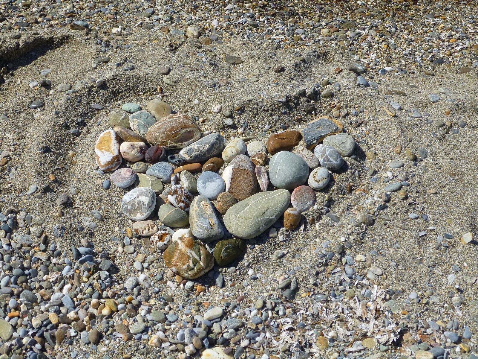Panasonic DMC-SZ1 sample photo. Heart, stones, sand photography