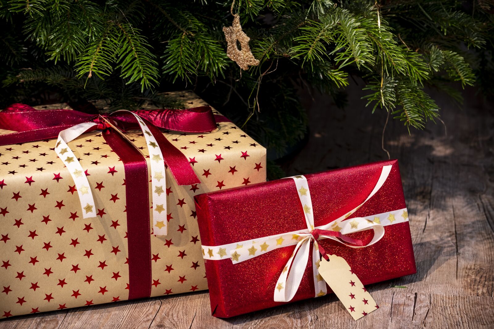 Fujifilm X-T2 + Fujifilm XF 80mm F2.8 R LM OIS WR Macro sample photo. Gifts, give, christmas present photography