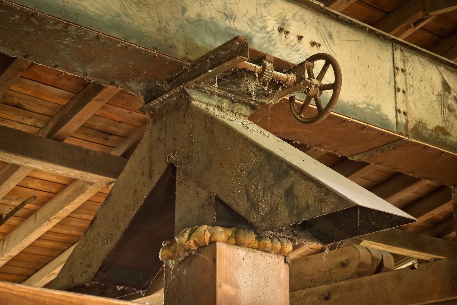 Olympus OM-D E-M10 sample photo. Lost places, warehouse, stock photography