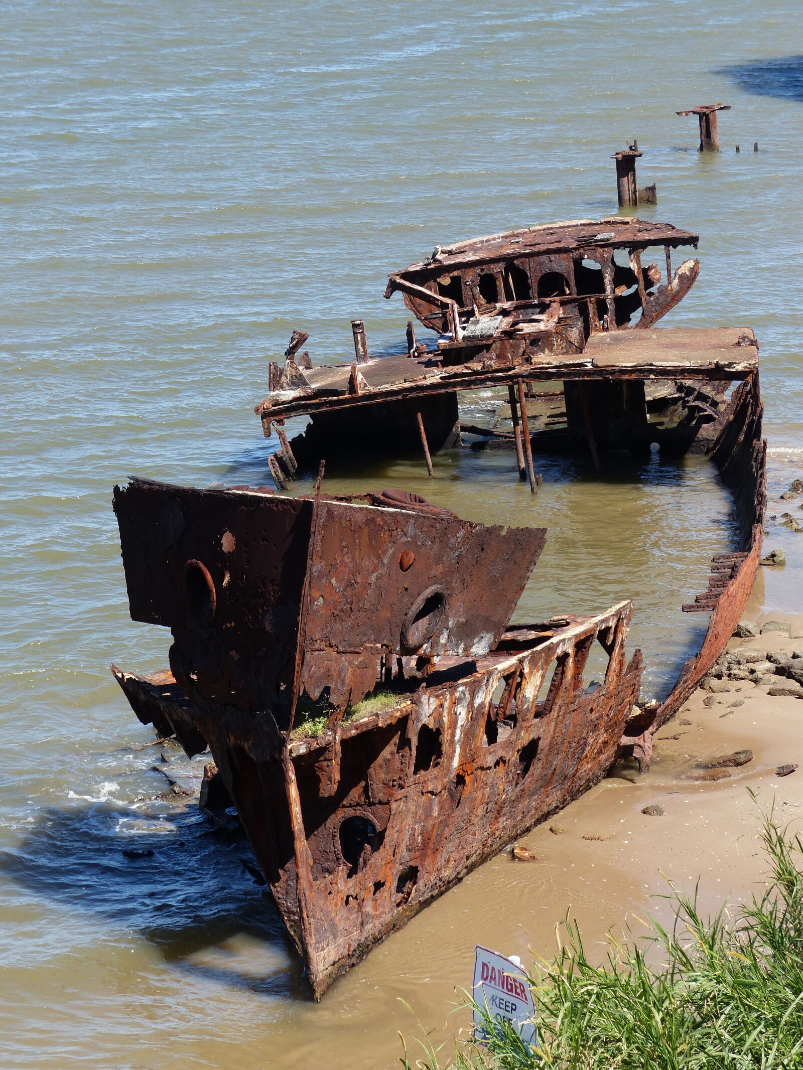 Panasonic Lumix DMC-FZ200 sample photo. Ship, wreck, rusty photography