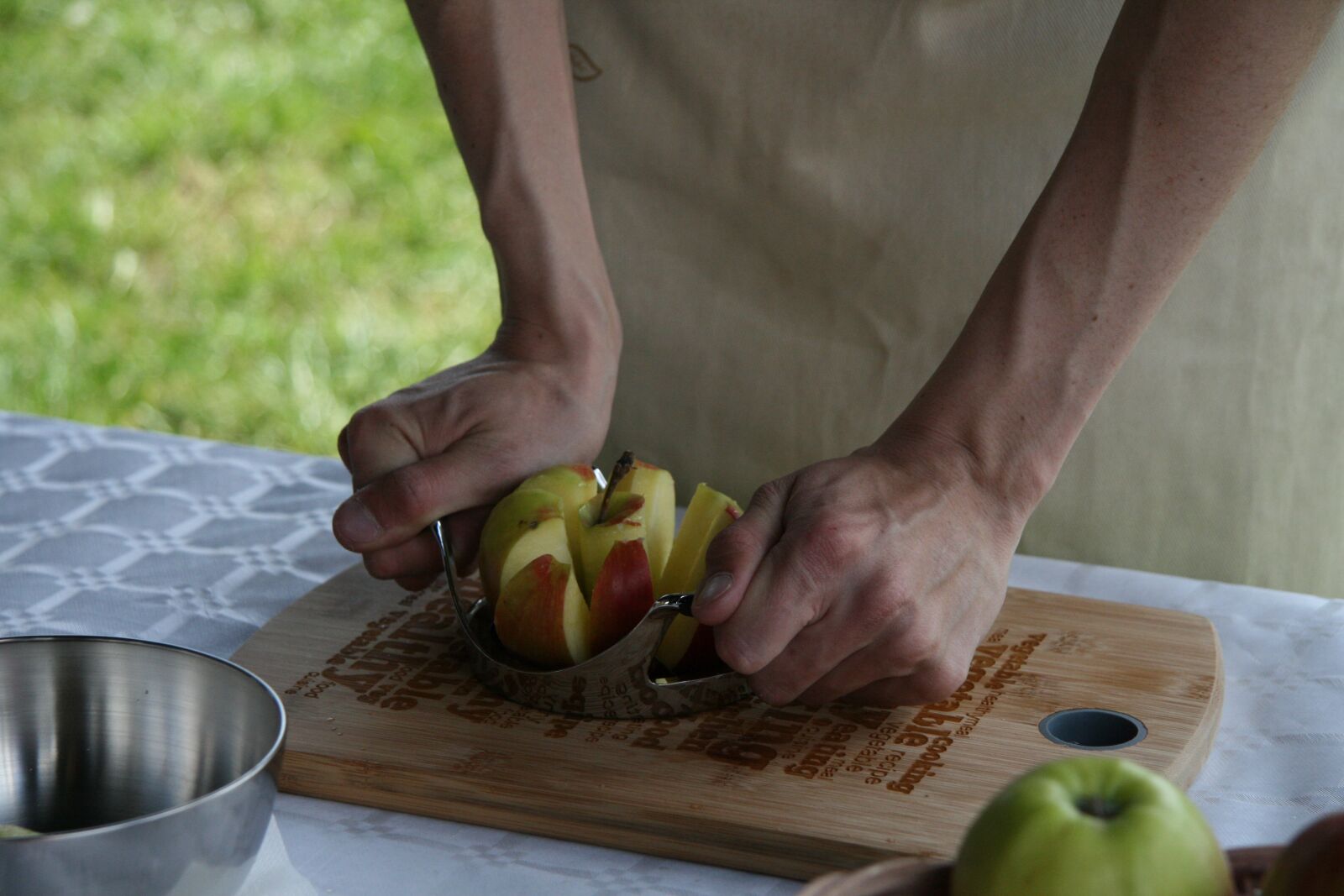 Canon EOS 400D (EOS Digital Rebel XTi / EOS Kiss Digital X) sample photo. Apple, slicing apples, autumn photography