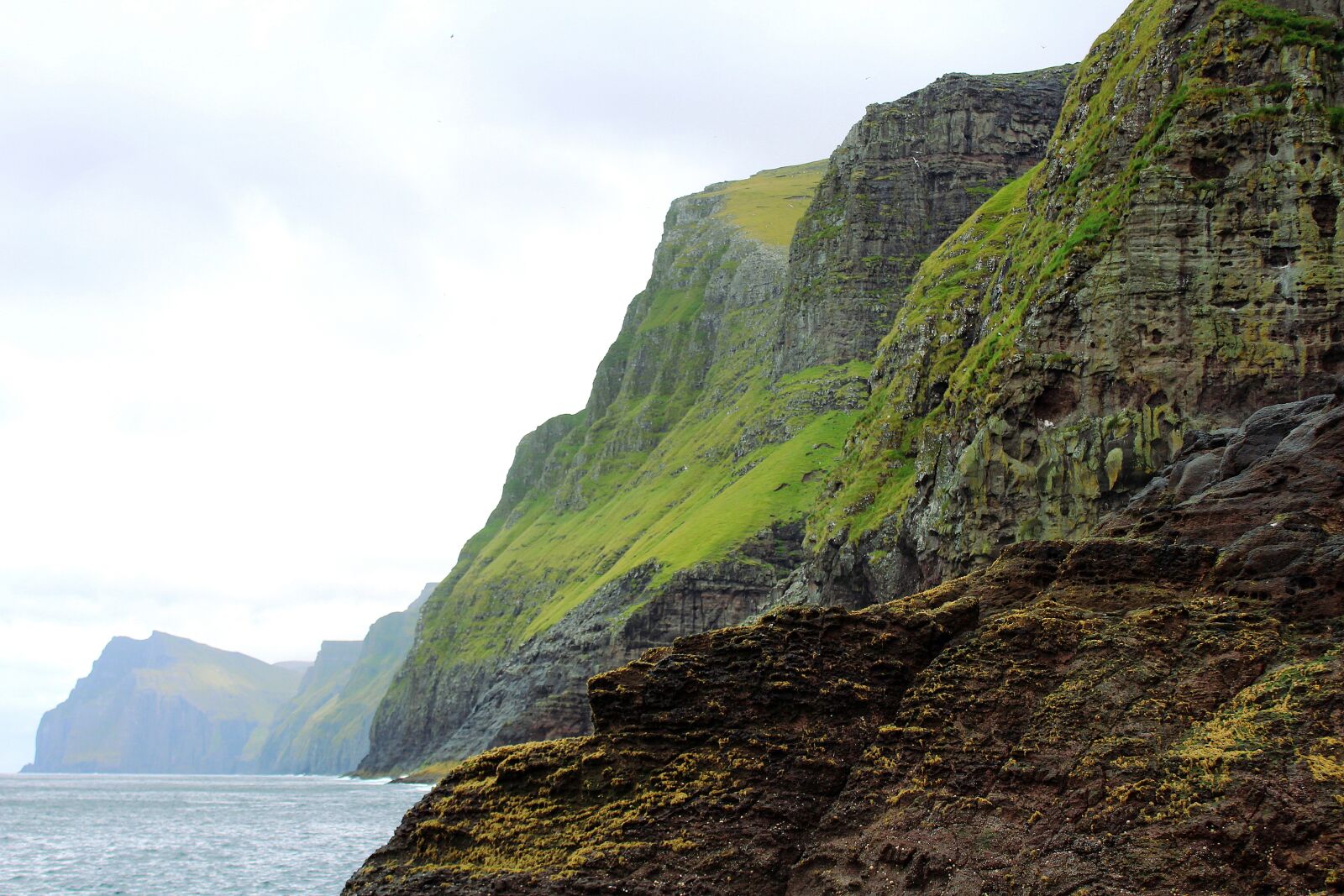 Canon EOS 1300D (EOS Rebel T6 / EOS Kiss X80) sample photo. Faroe islands, mountainsides, havkig photography