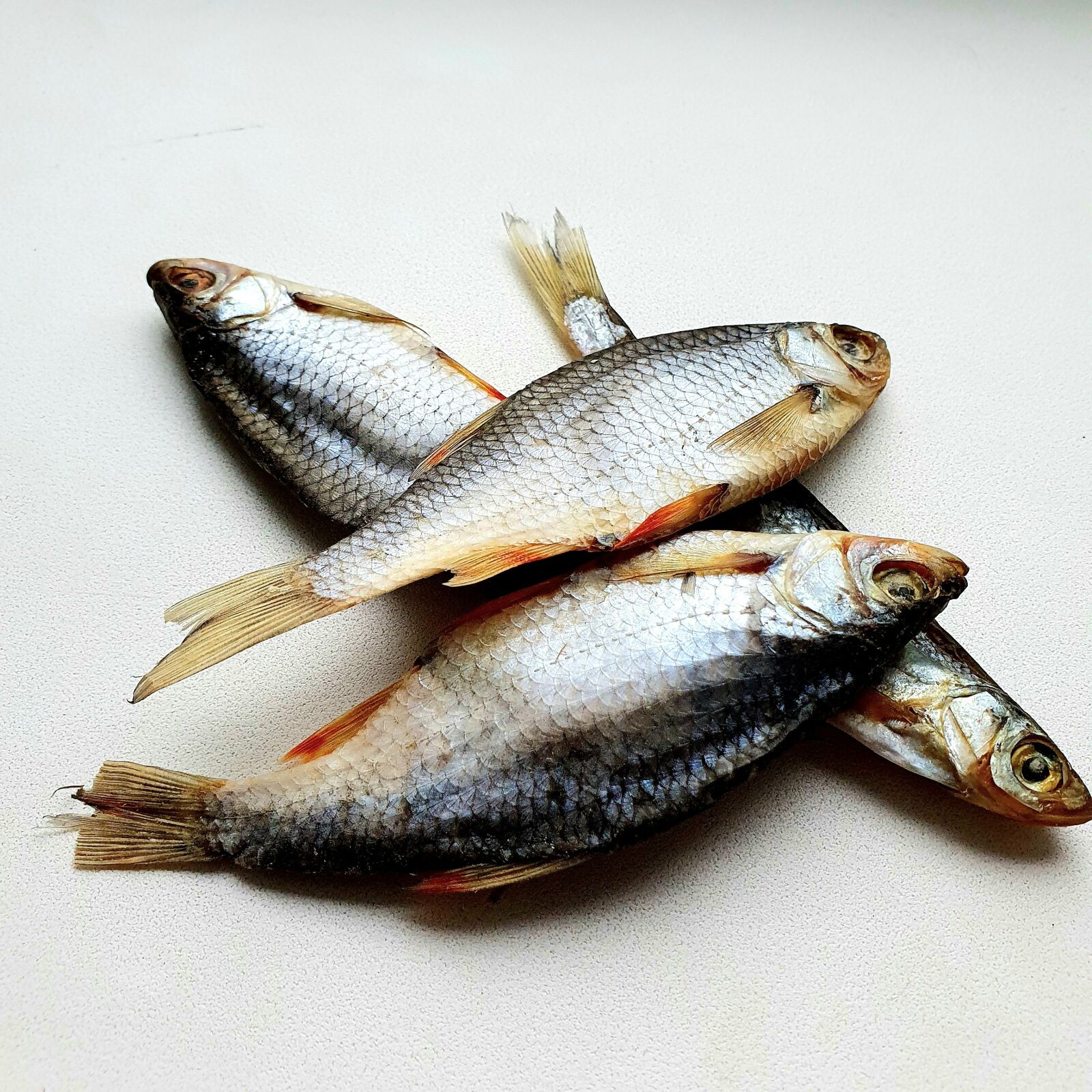 Samsung Galaxy S10 sample photo. Fish, beer, friday photography