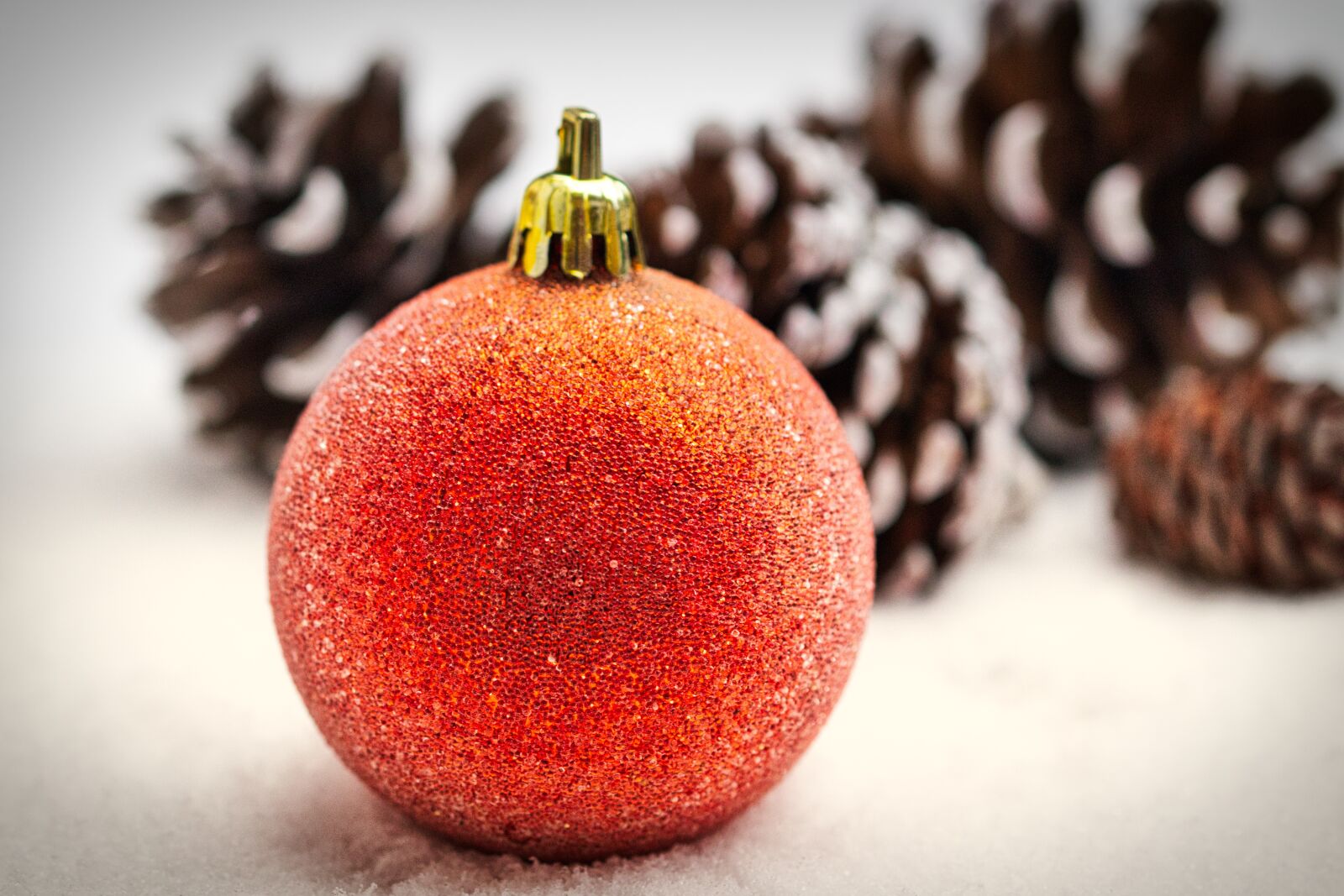 Canon EOS 200D (EOS Rebel SL2 / EOS Kiss X9) sample photo. Christmas bauble, snow, pine photography