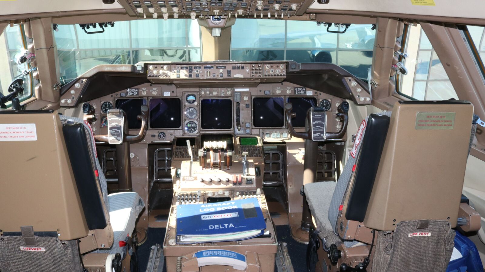 Canon EOS 80D sample photo. Delta airlines, 747, airport photography