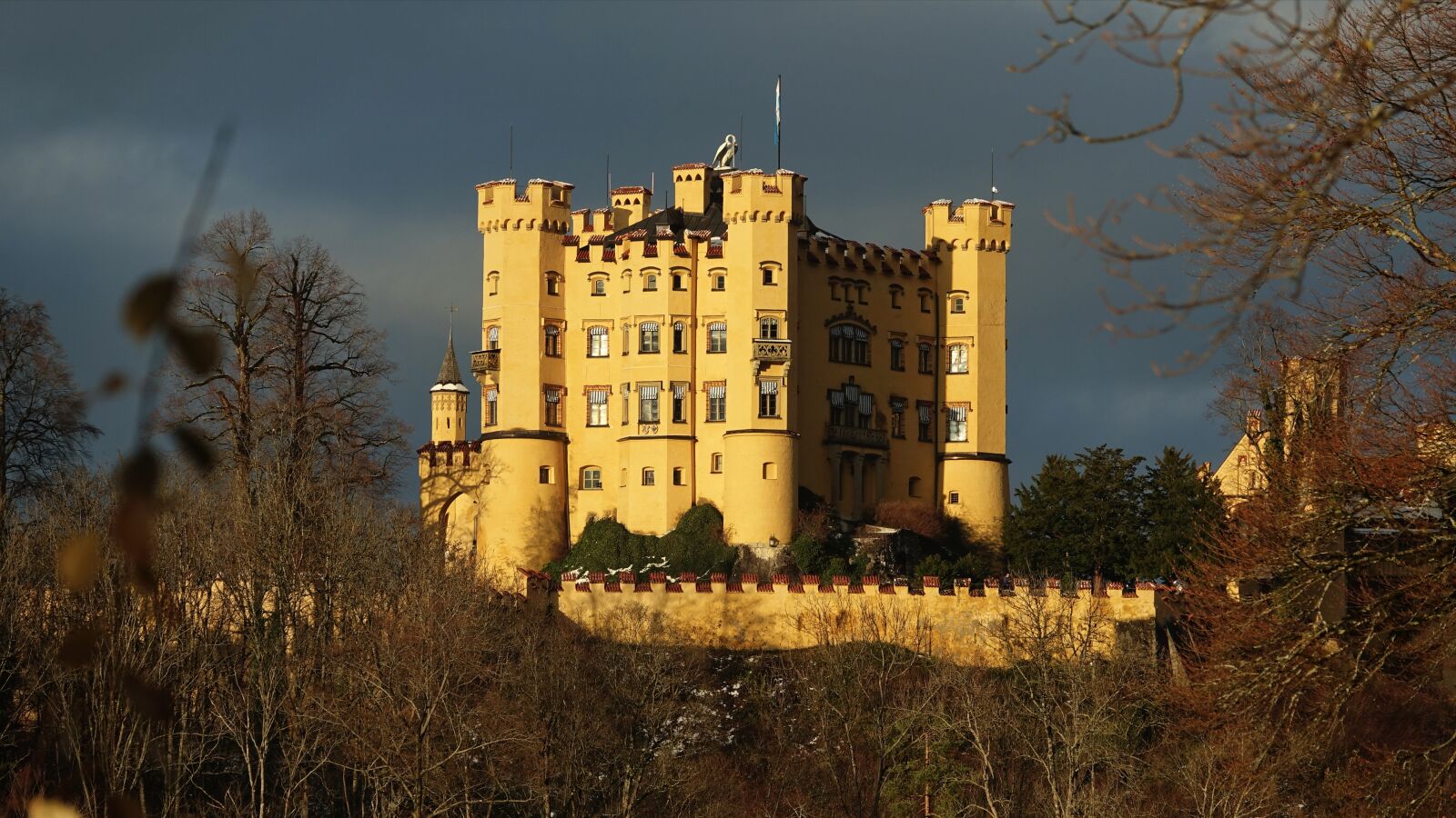 Sony Cyber-shot DSC-RX10 III sample photo. Castle, atmosphere, lighting photography