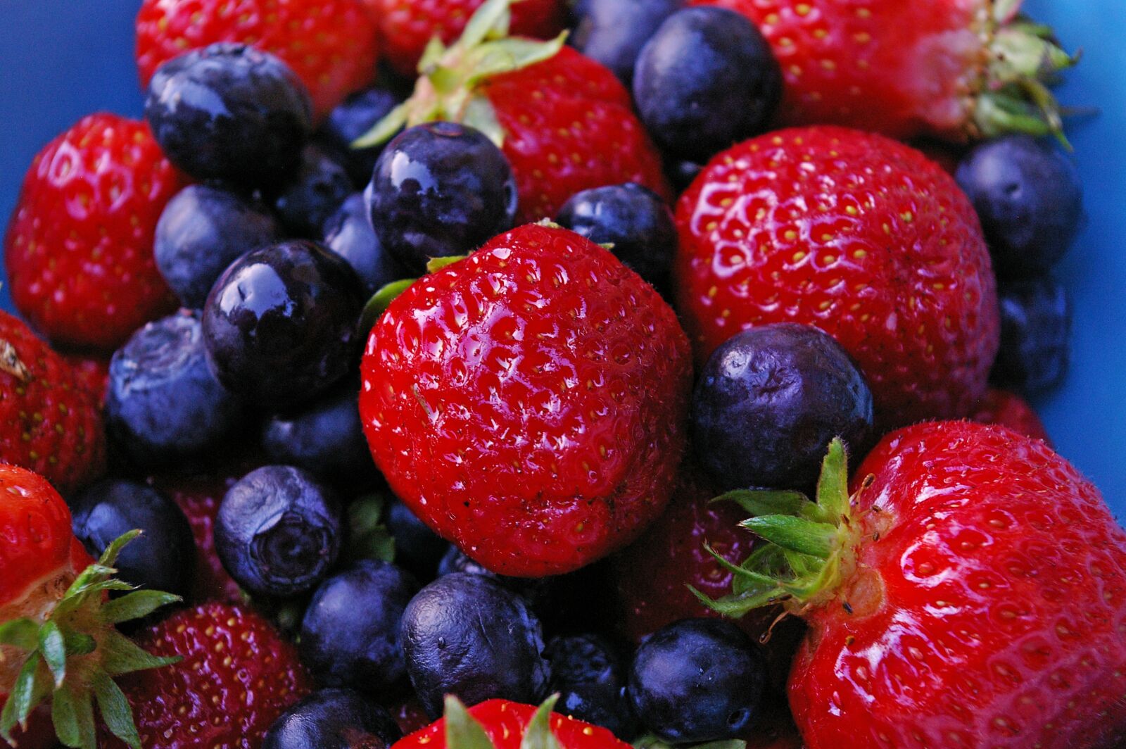 Pentax *ist DL2 sample photo. Strawberries, berries, red photography
