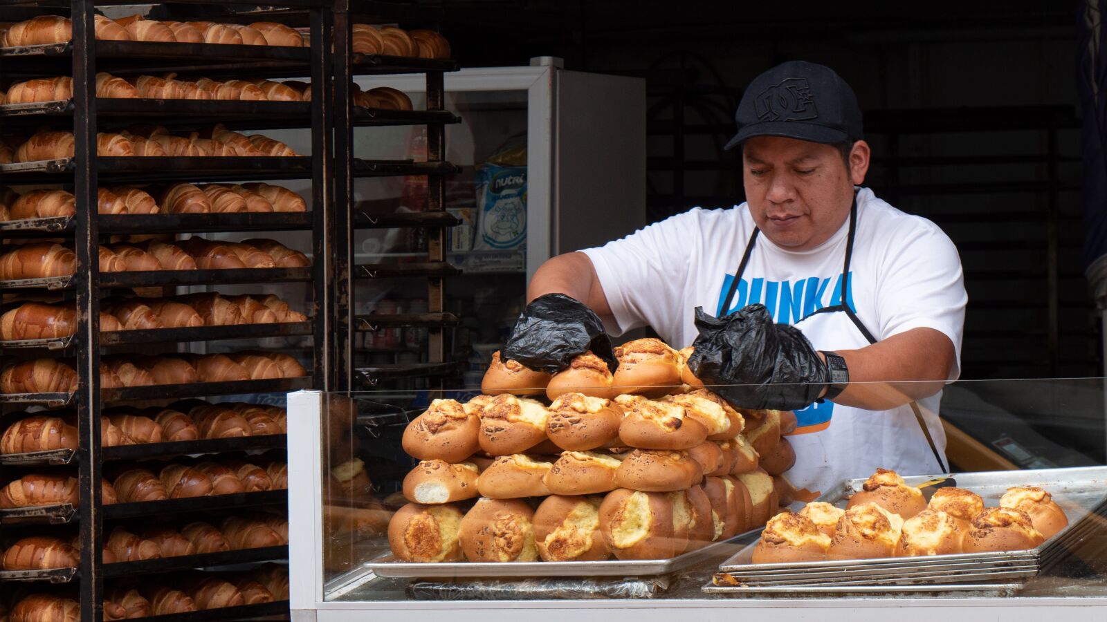 Panasonic Lumix DC-G9 + Panasonic Lumix G Vario 14-140mm F3.5-5.6 ASPH Power O.I.S sample photo. Ecuador, baker, street vending photography