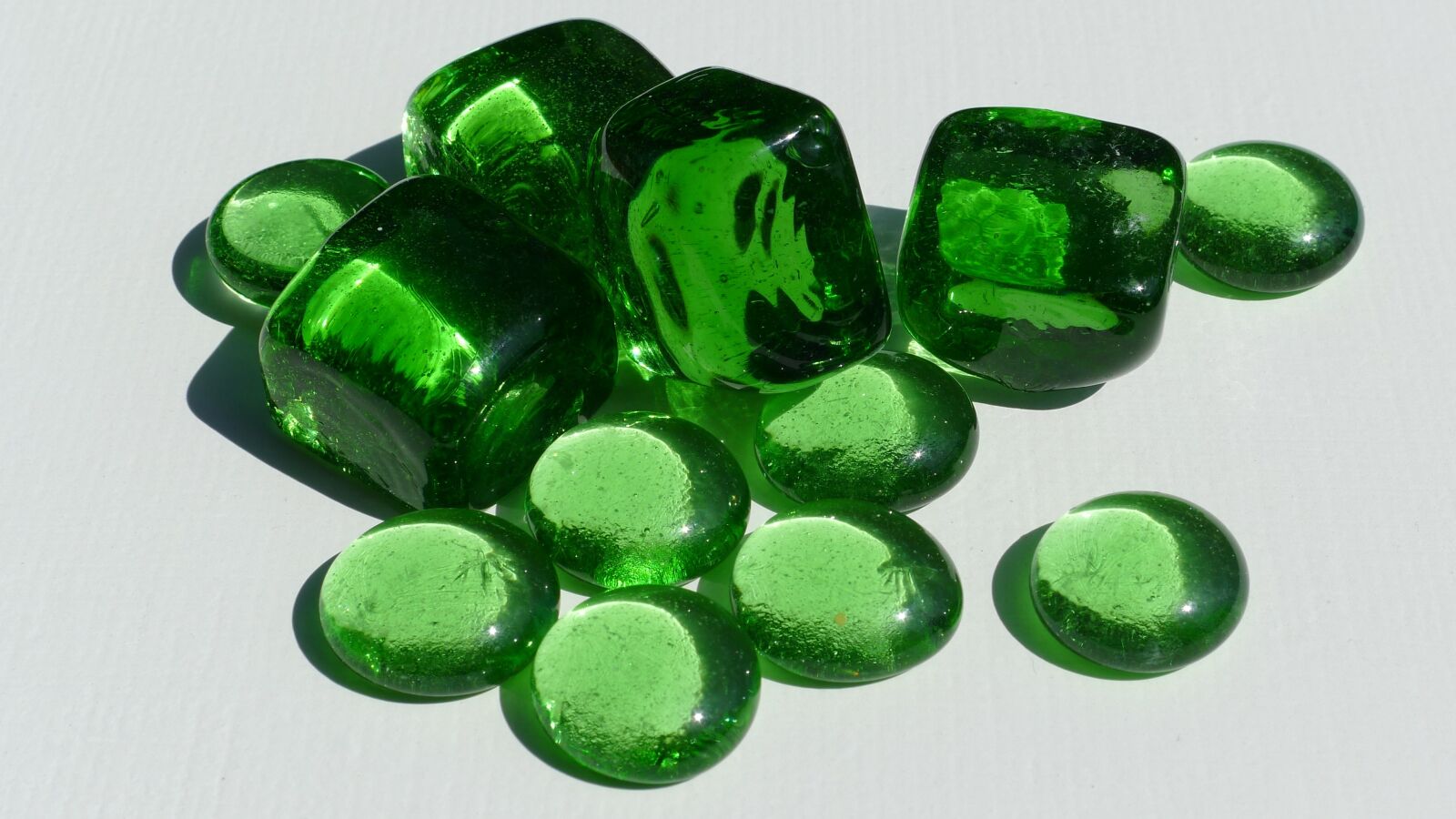 Panasonic Lumix DMC-LX5 sample photo. Green, glass, pebbles photography