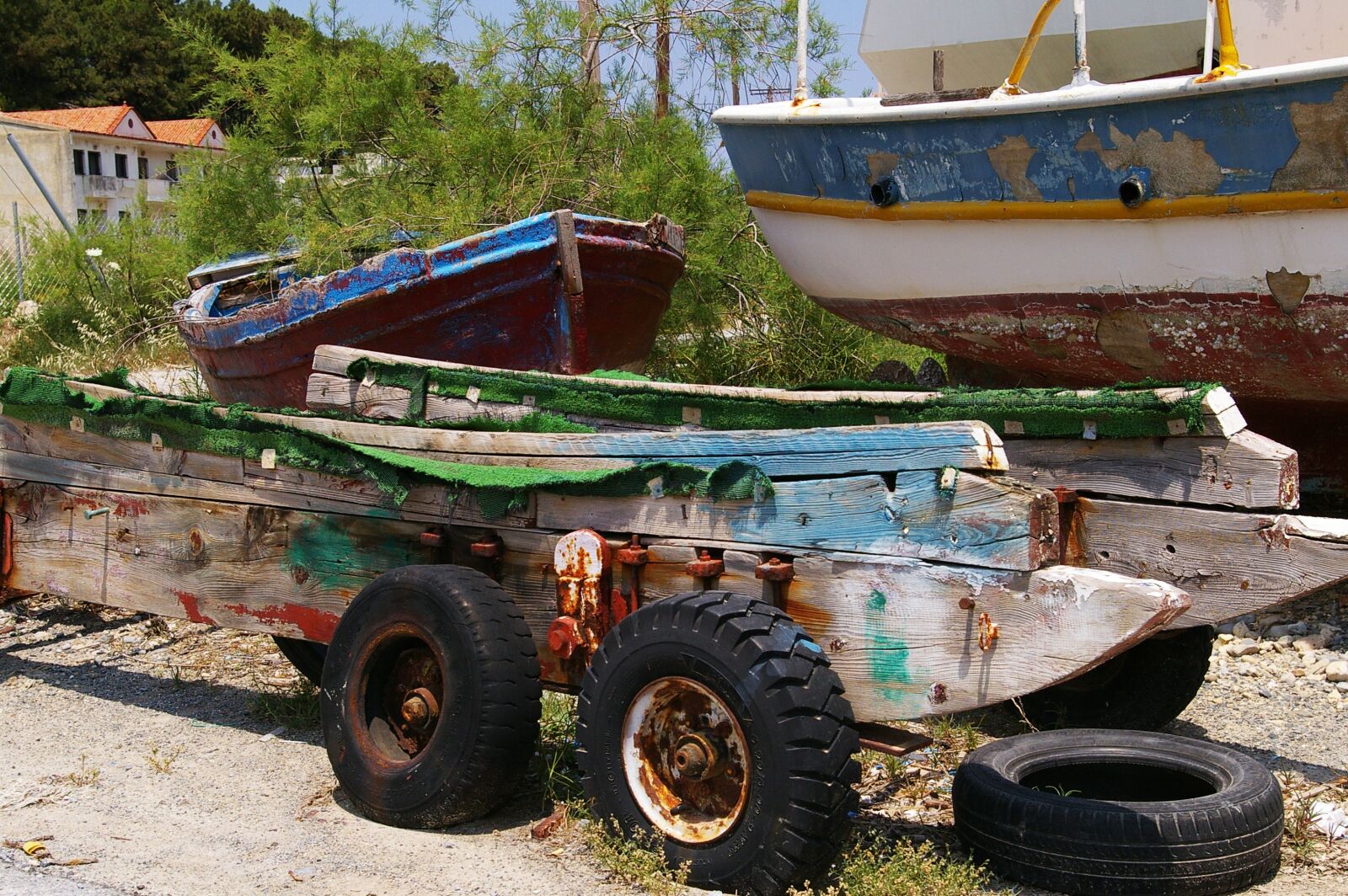 Pentax *ist DL2 sample photo. Port facility, boottrailer, old photography