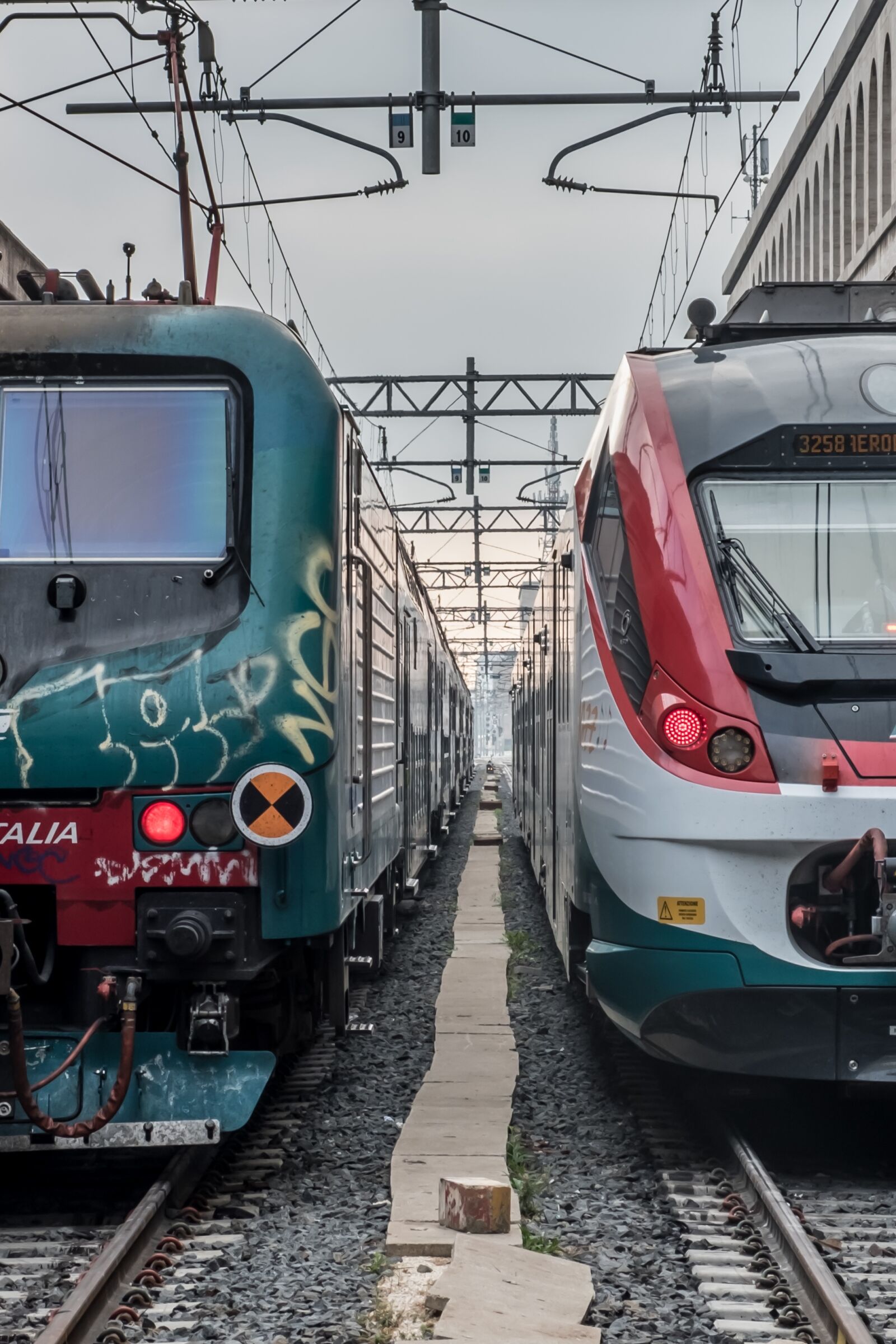 Fujifilm X-T2 sample photo. Trains, graffiti, vias photography