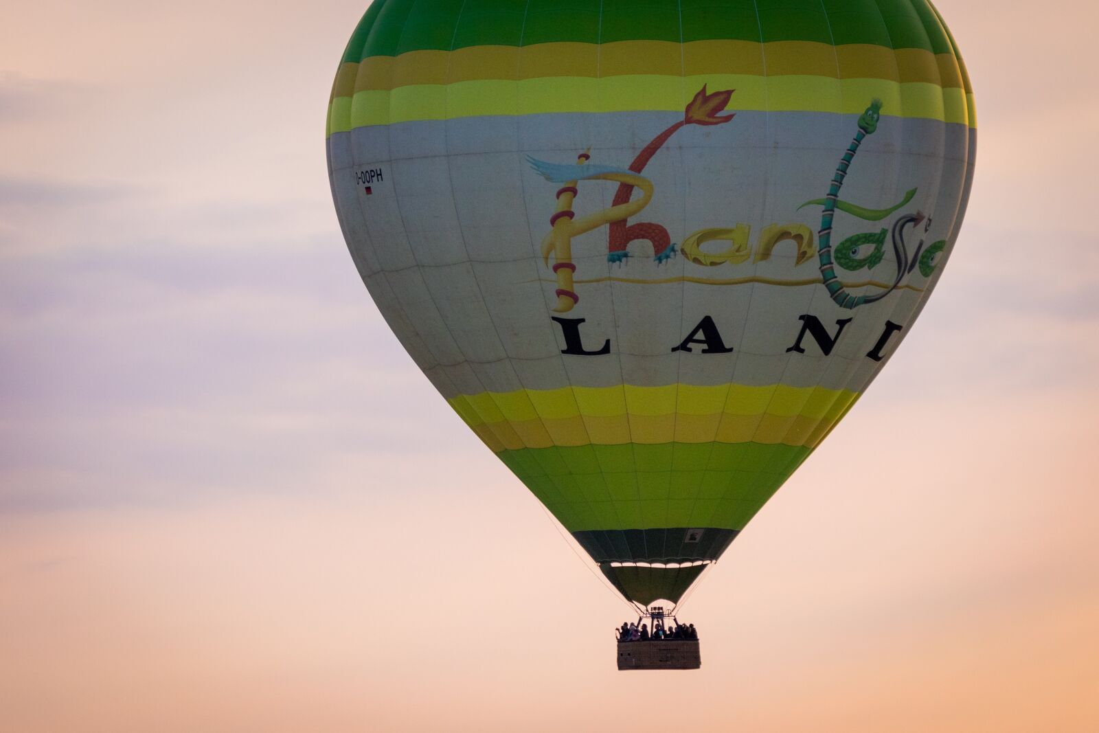 Canon EOS M100 sample photo. Hot air balloon, montgolfiade photography