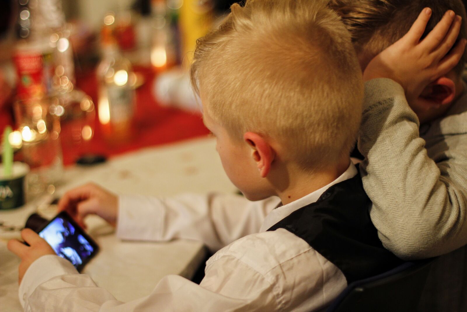 Canon EOS 60D + Canon EF 50mm F1.4 USM sample photo. Children, mobile phone, smartphone photography