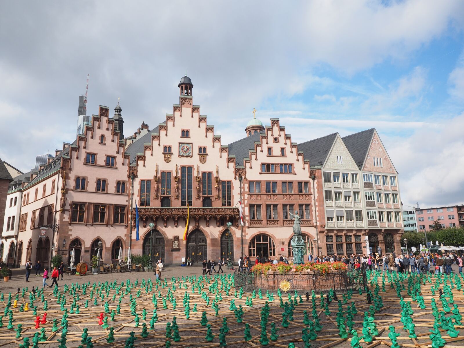 Olympus OM-D E-M1 + Olympus M.Zuiko Digital ED 12-40mm F2.8 Pro sample photo. Romans, town hall, frankfurt photography