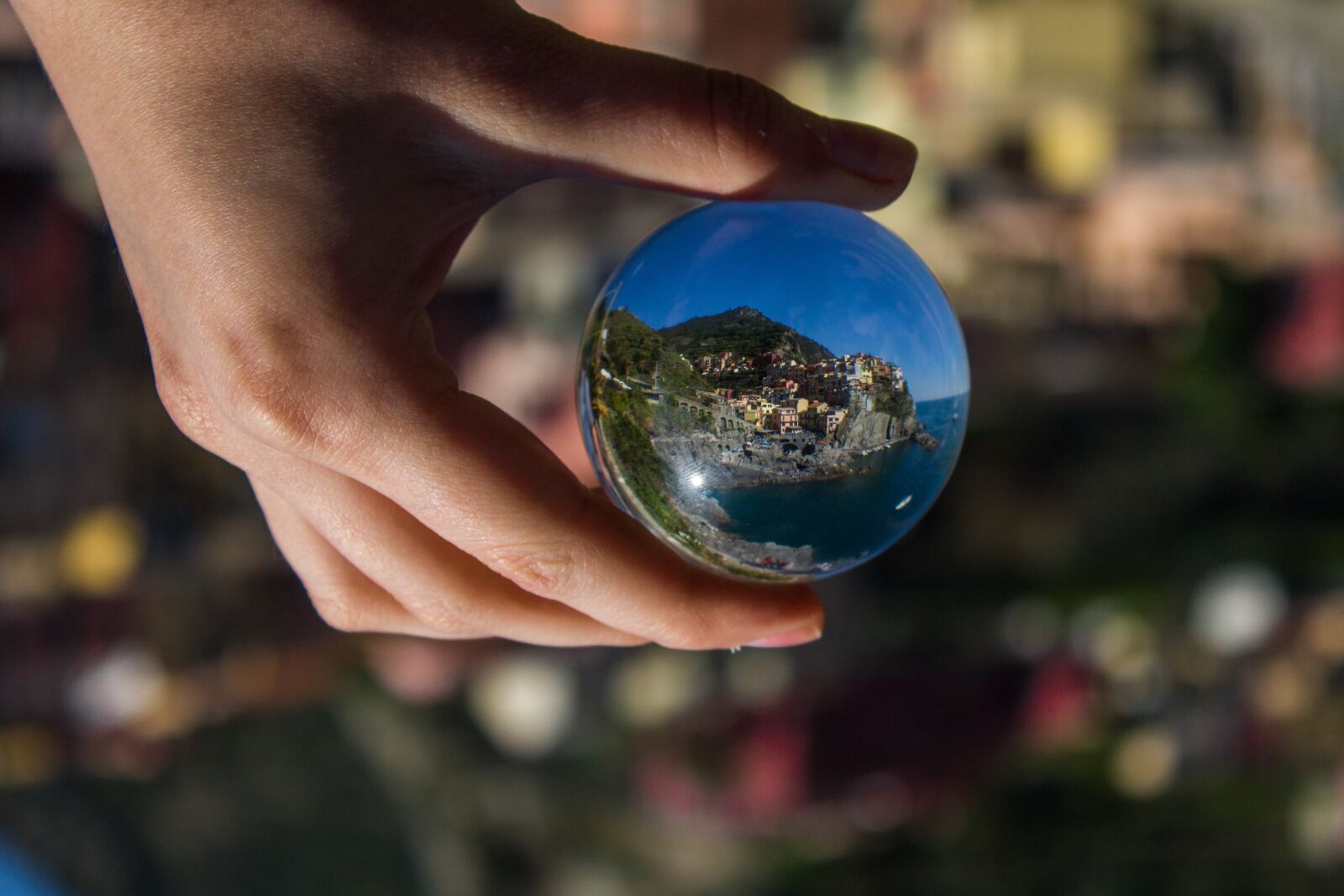 Canon EOS 1200D (EOS Rebel T5 / EOS Kiss X70 / EOS Hi) sample photo. Cinque terre, lensball, hand photography